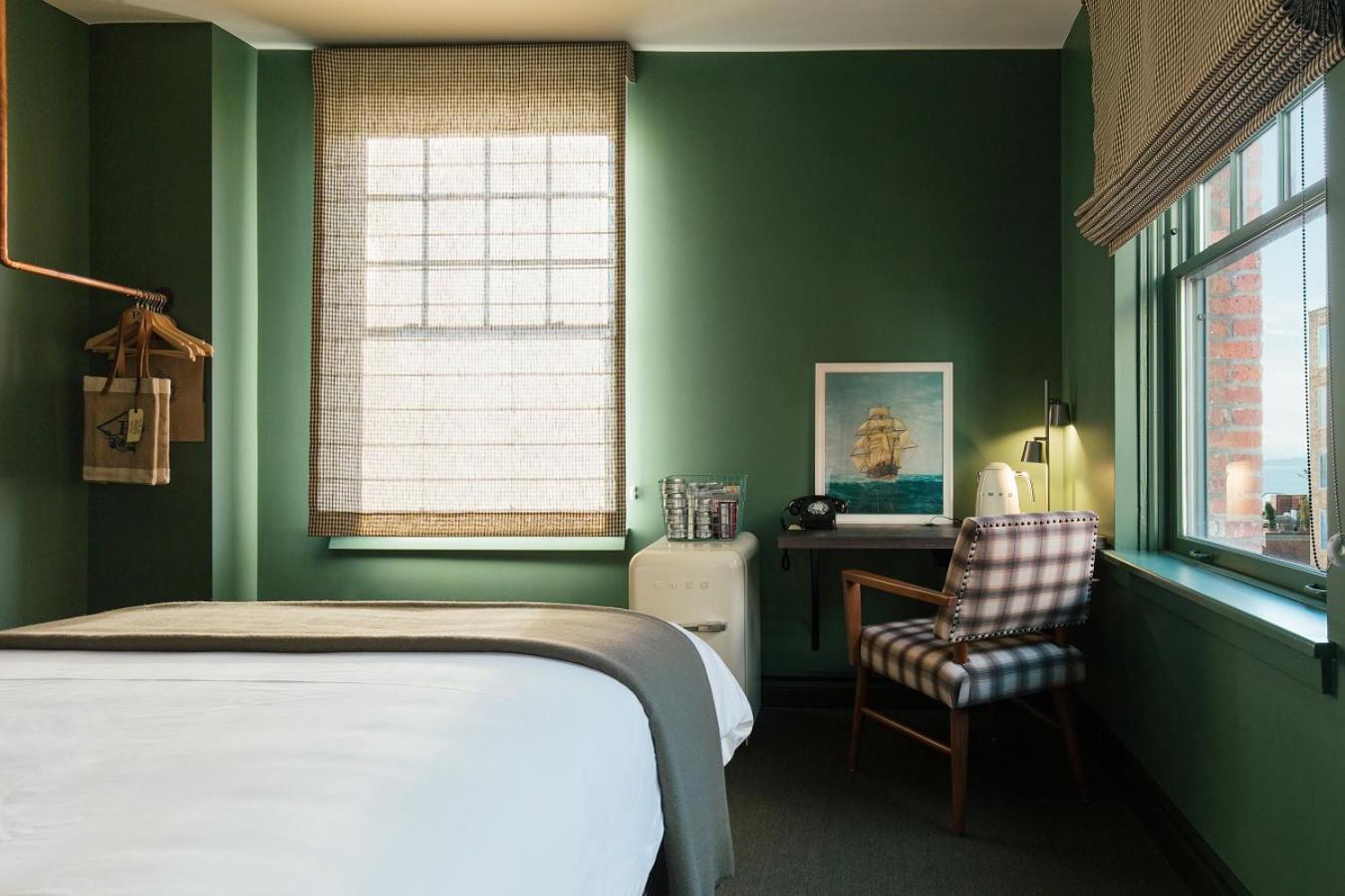 Deluxe Queen Room with View