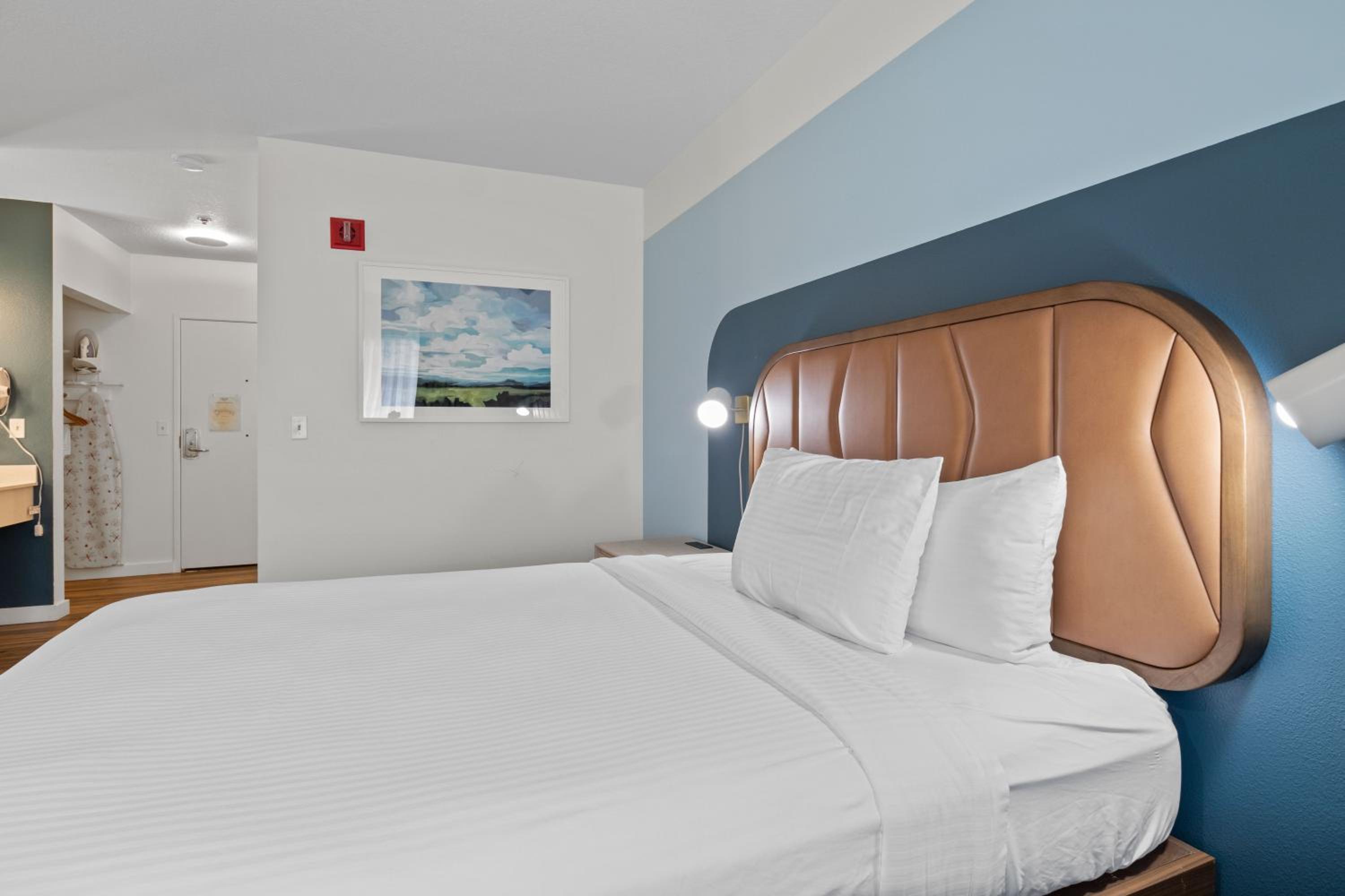 Queen Room with Hillside View
