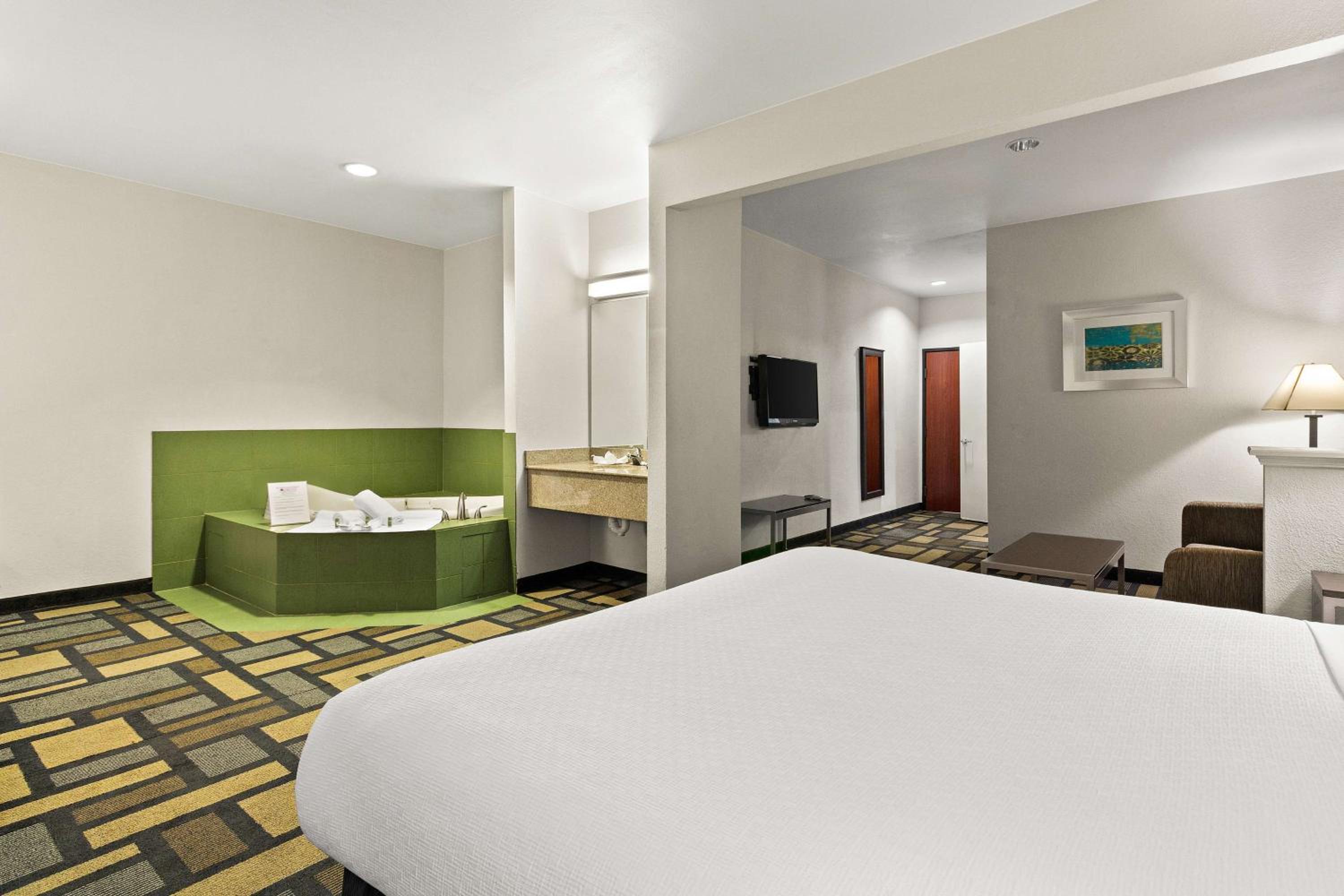 King Suite with Sofa Bed and Hot Tub