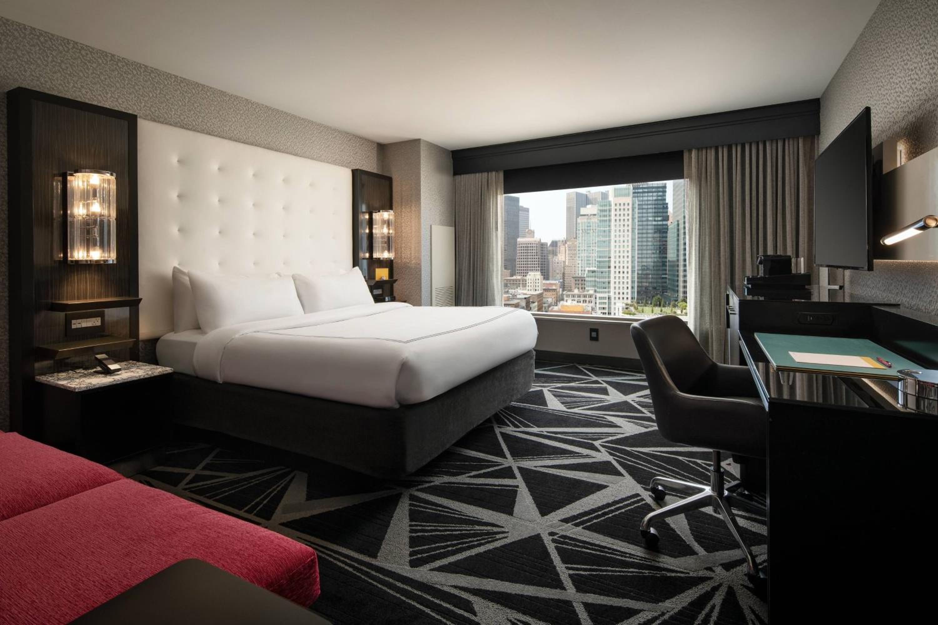 Guest room with king bed, city view - High Floor