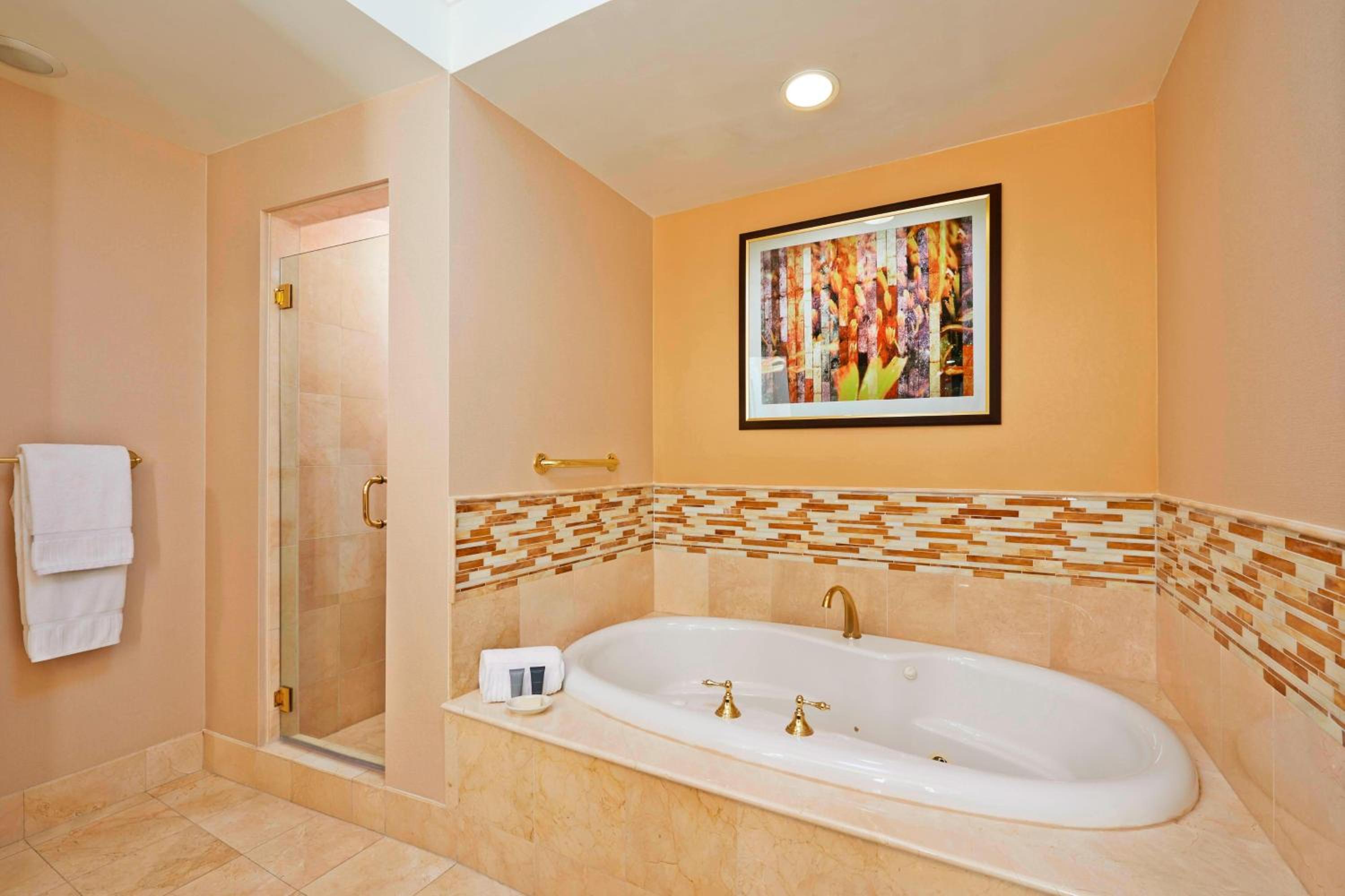 2 Queen Beds w/Balcony, Larger Guest room, 2 Queen, Balcony