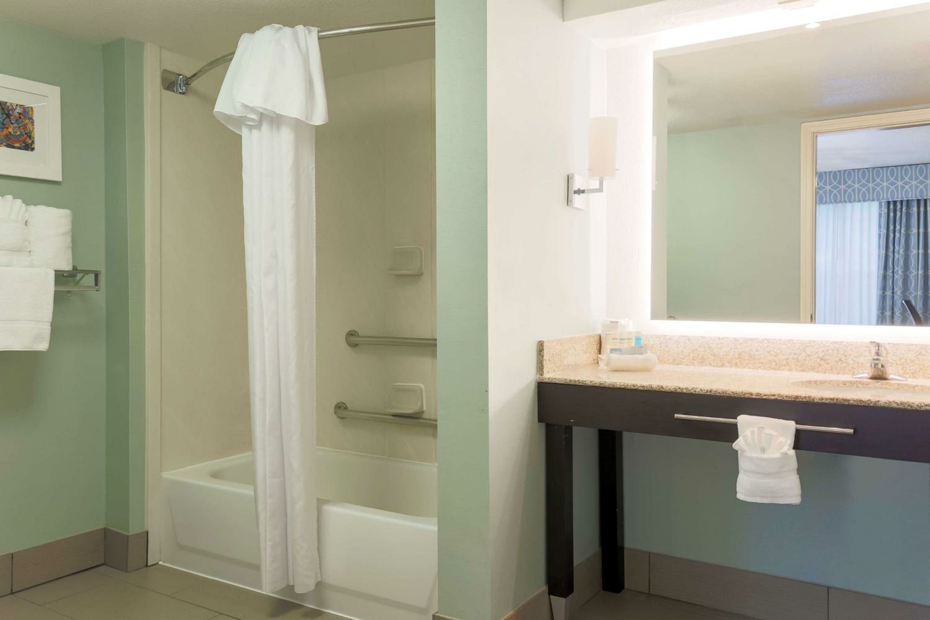 King Suite with Tub - Mobility Accessible