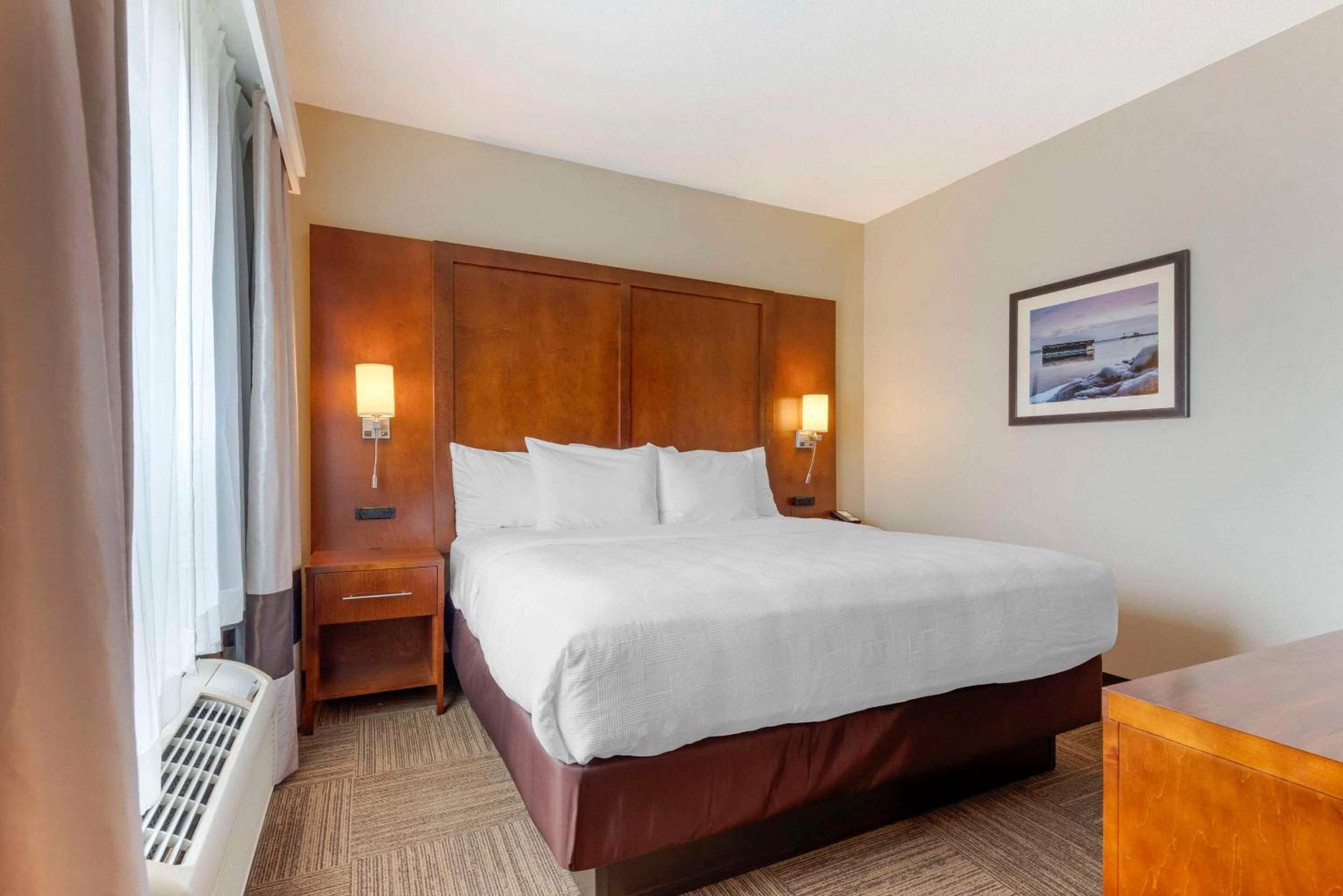 King Suite - Non-Smoking