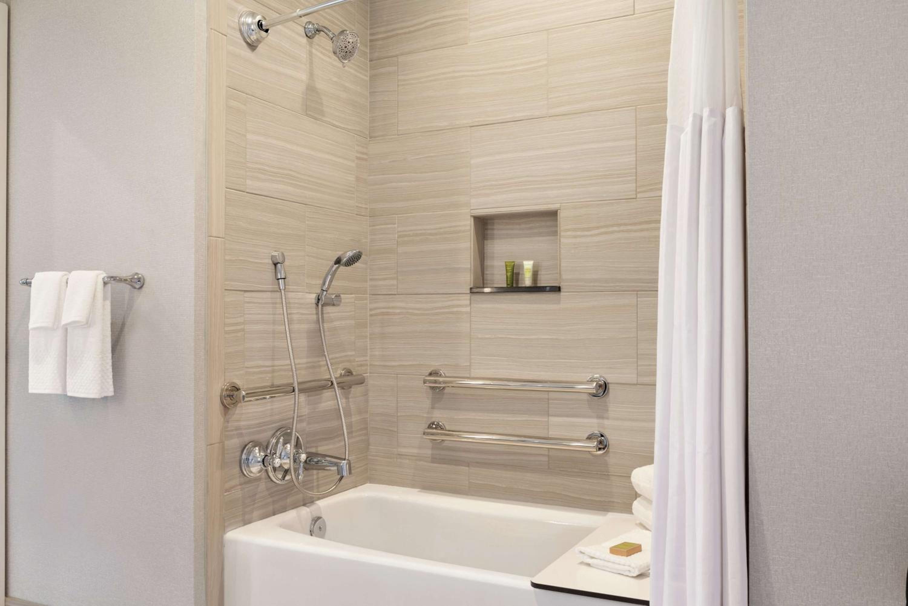 King Room with Bath Tub - Mobility Access