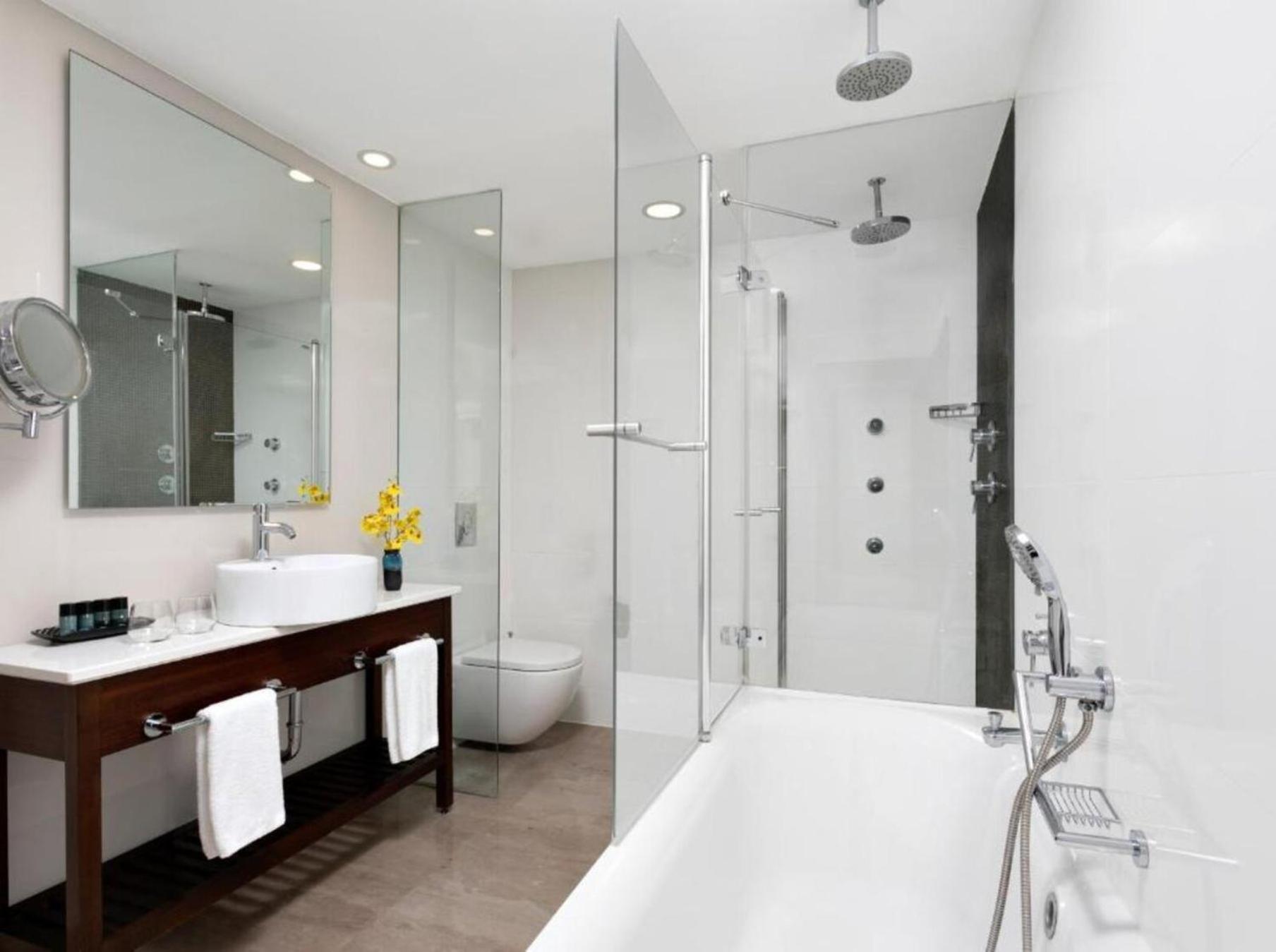 Standard King Room with Lounge Access