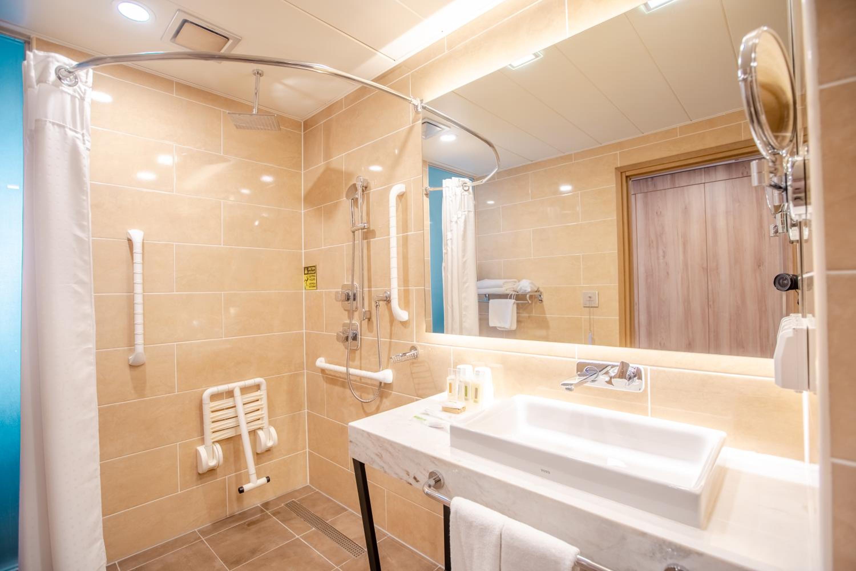 King Room - Disability Access/Roll in Shower - Non-Smoking