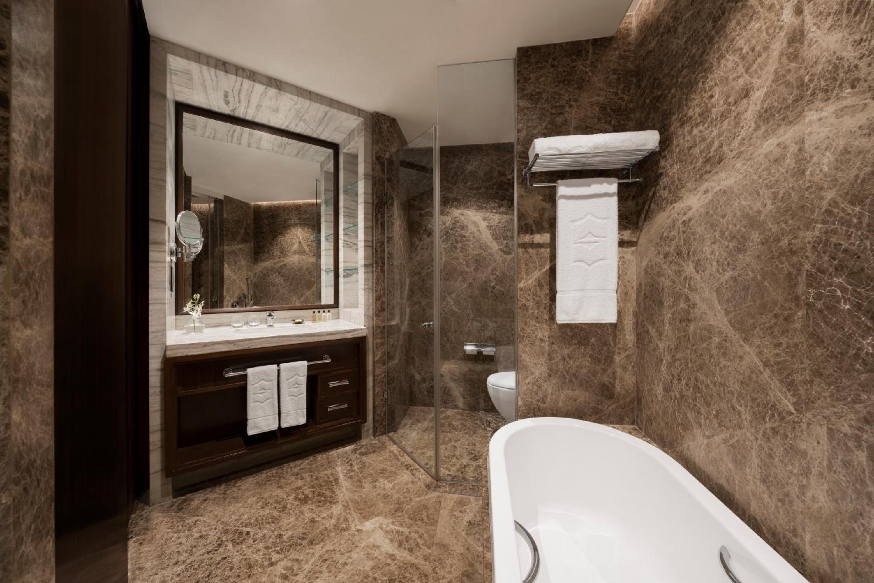 Executive Suite - 10% discount on Food & Soft Beverages & Laundry - Evening cocktails and canapés at the Horizon Club Lounge from 6pm – 8pm