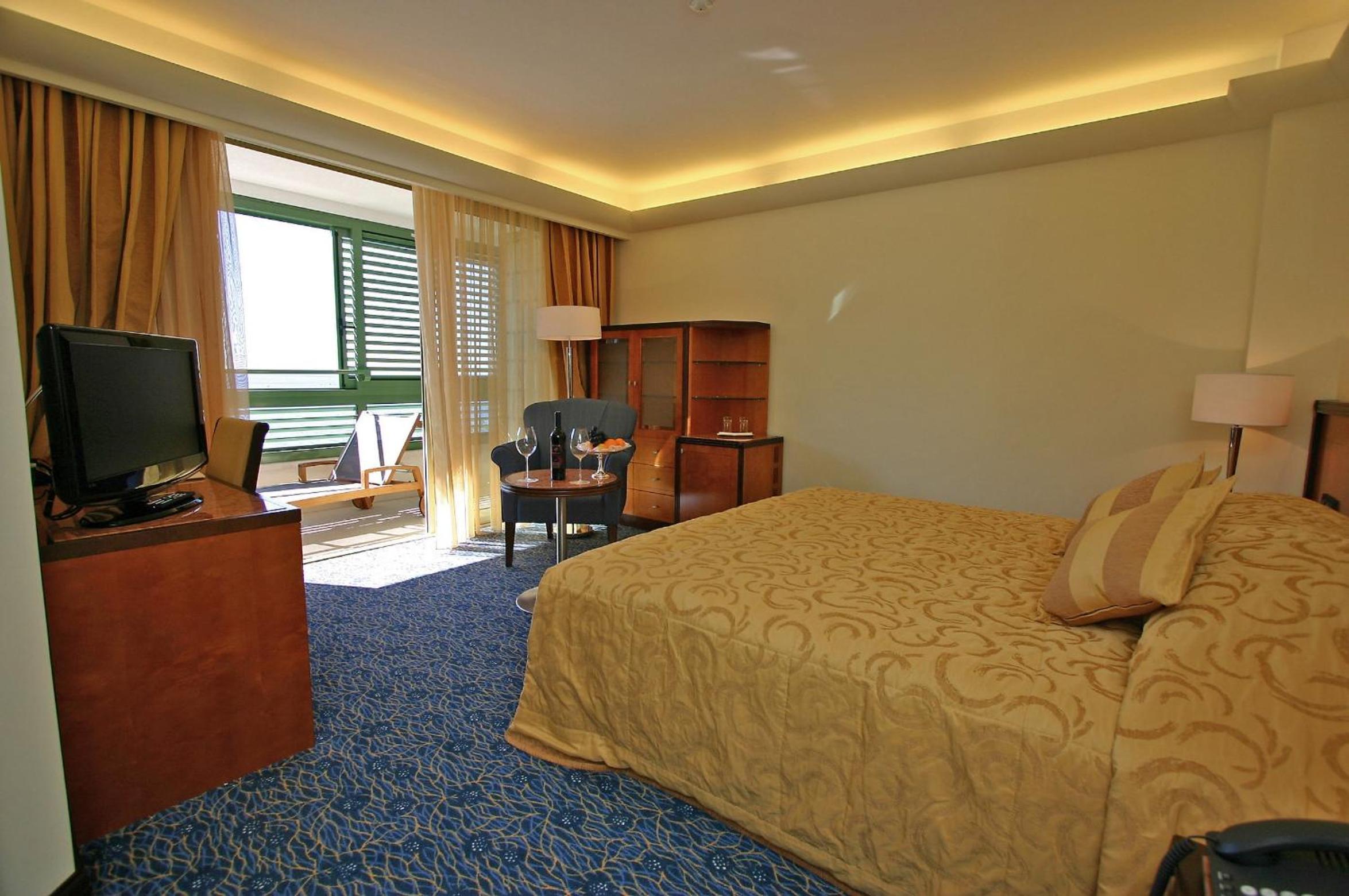 Double or Twin Room with Balcony and Sea View