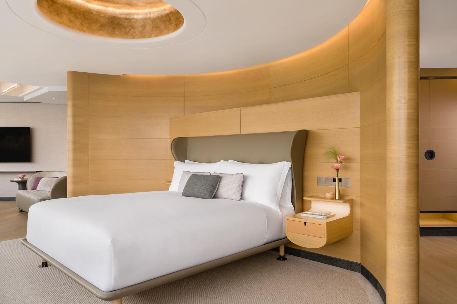 1 King Corner Suite with Sea View - Regent Club Access