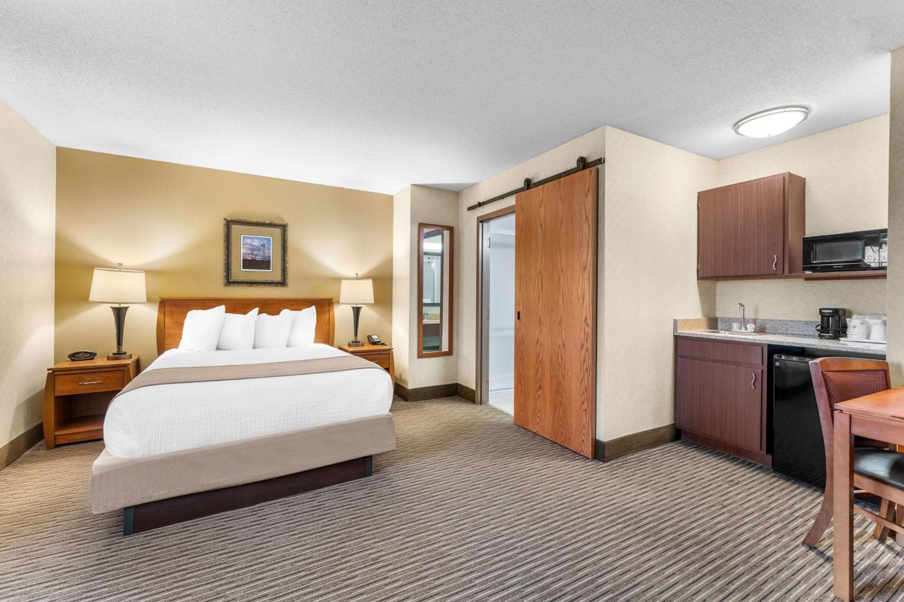 Queen Suite with Sofa Bed and Kitchenette - Non-Smoking