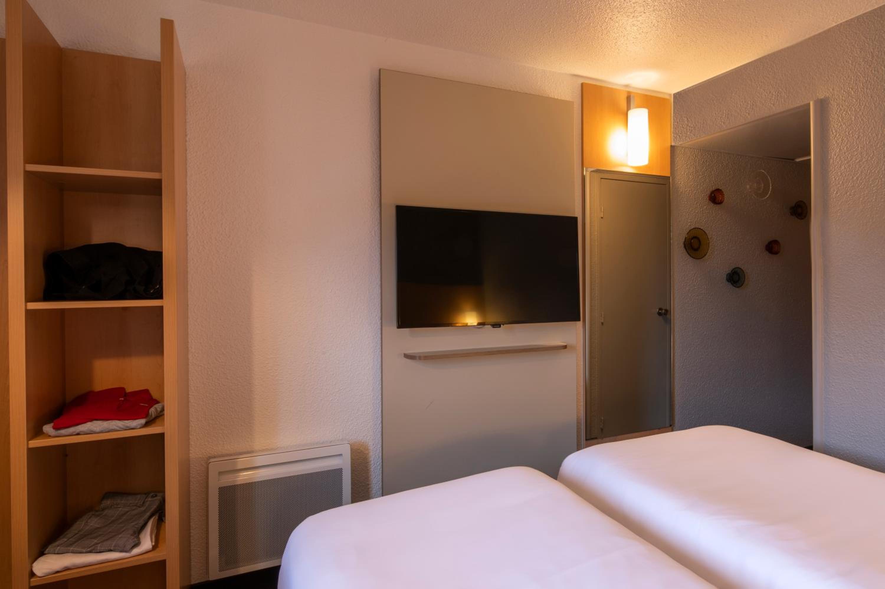 2 Adjoining Double Rooms