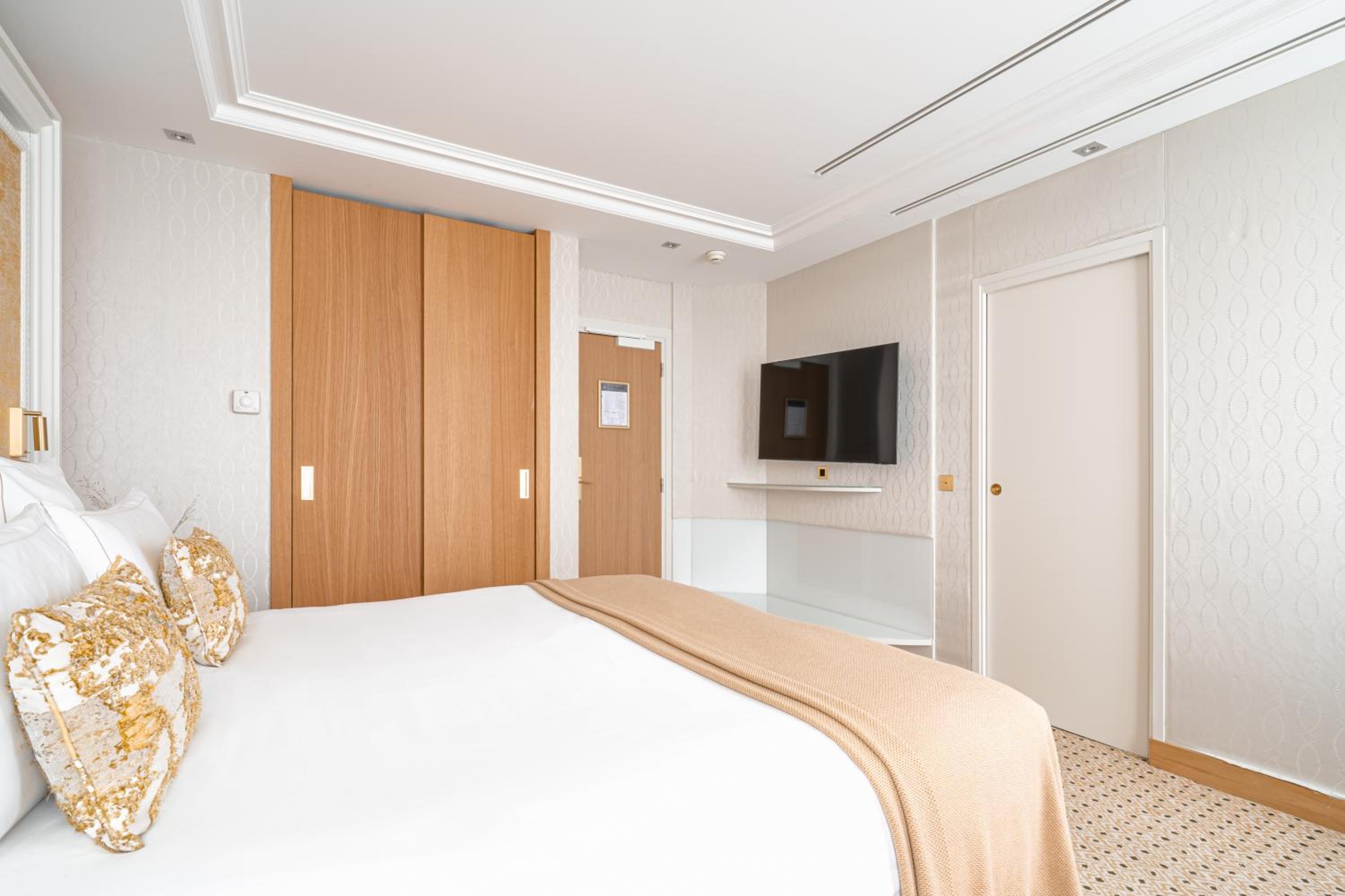 Privilege Room - Courtyard Side