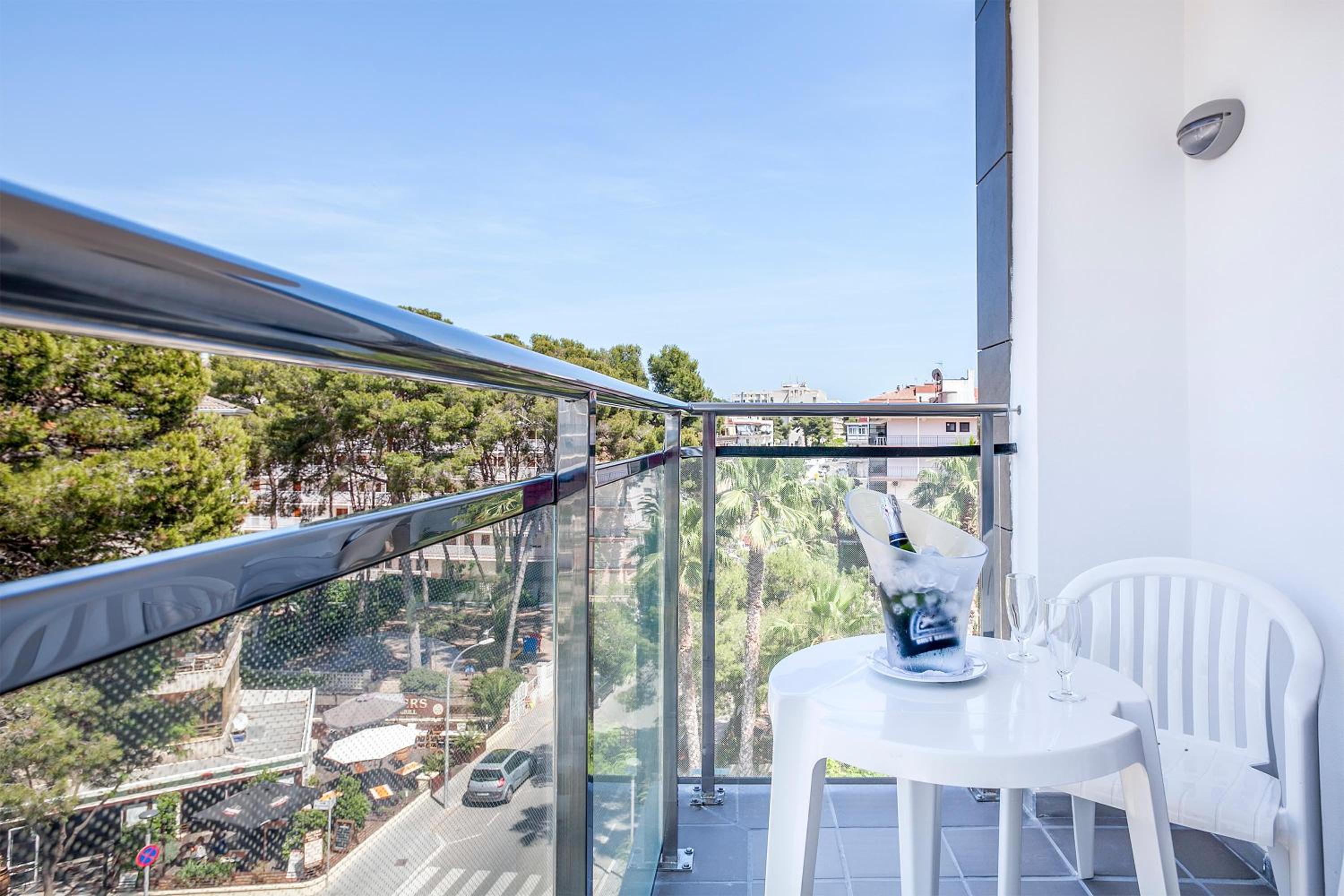 Twin Room (2 Adults + 1 Child)