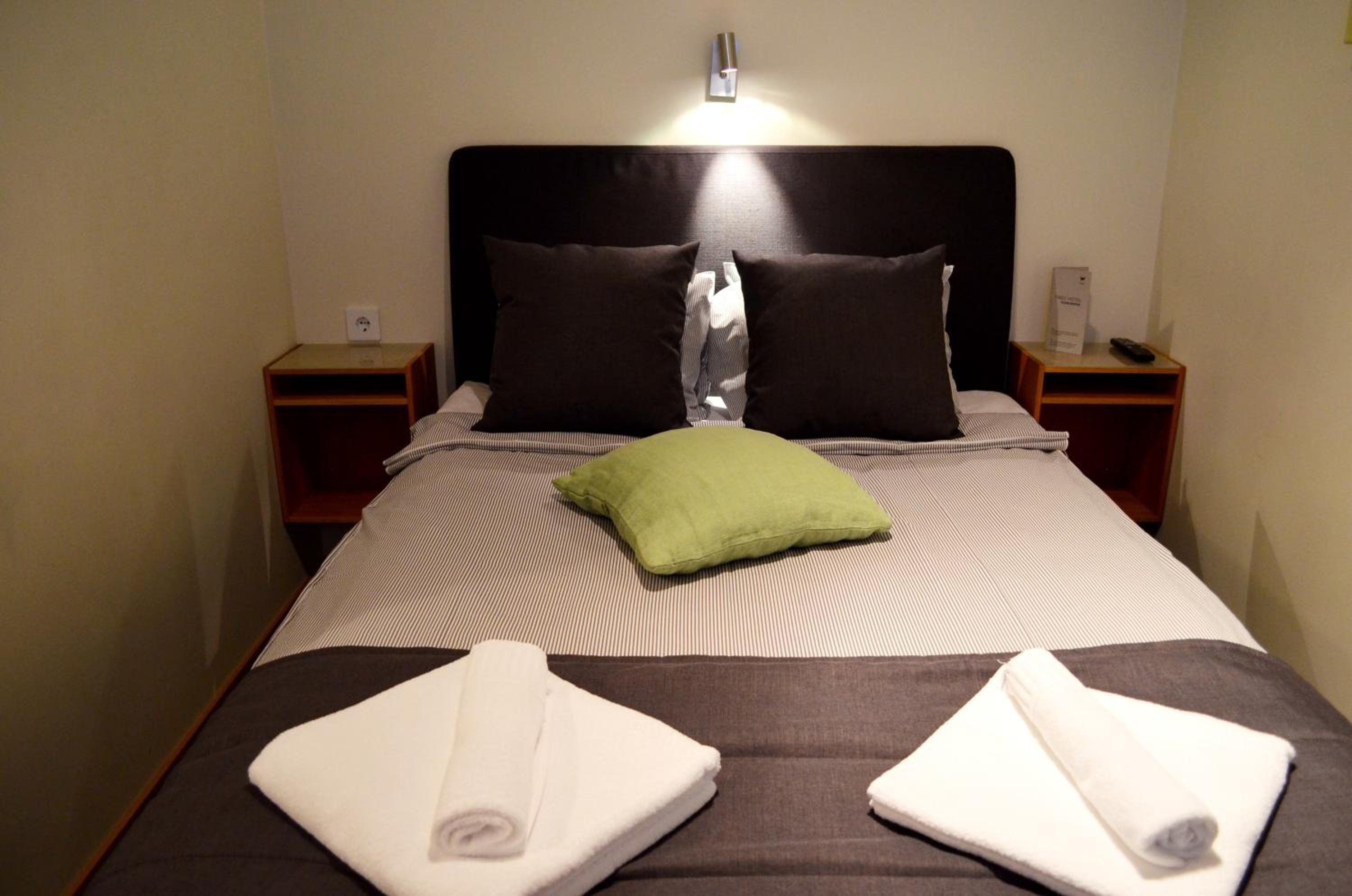 Moderate Queen Room Without Window