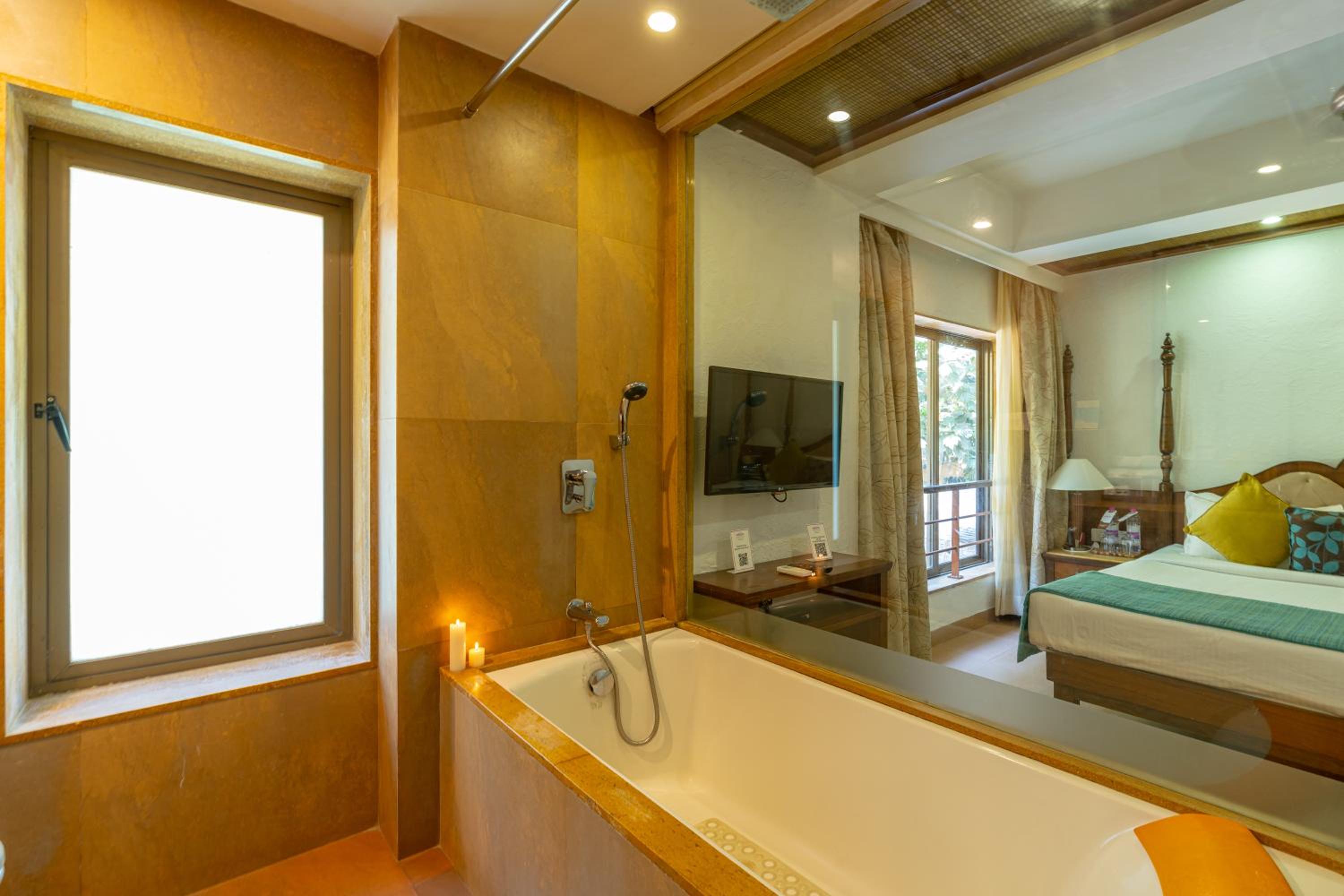 Suite with Bathtub