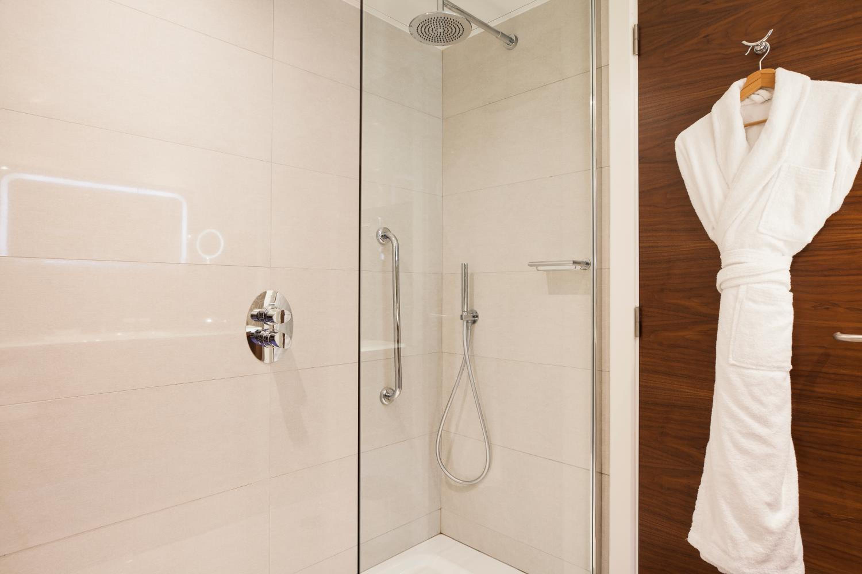 One-Bedroom Executive King Suite with Lounge Access