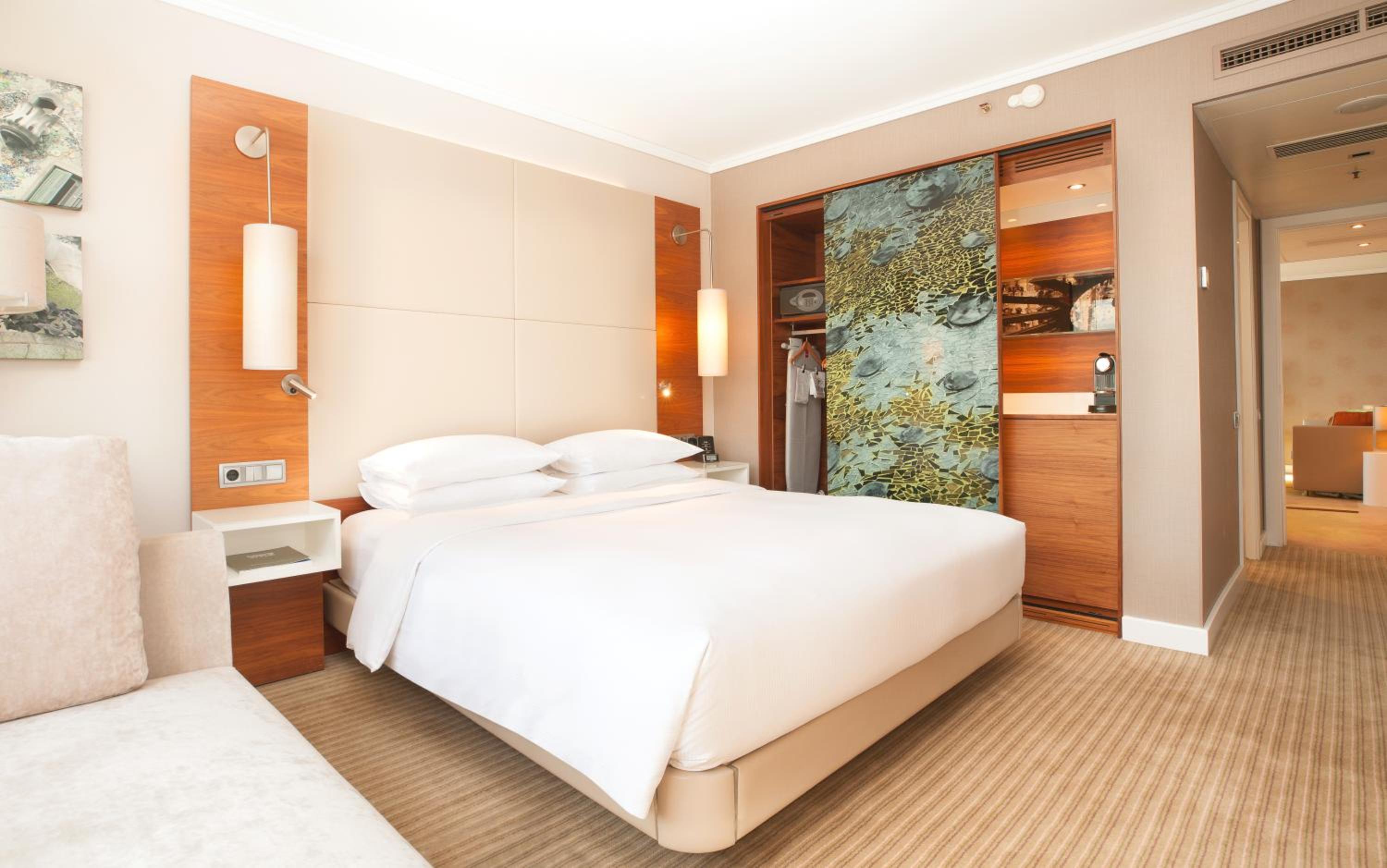 One-Bedroom Executive King Suite with Lounge Access