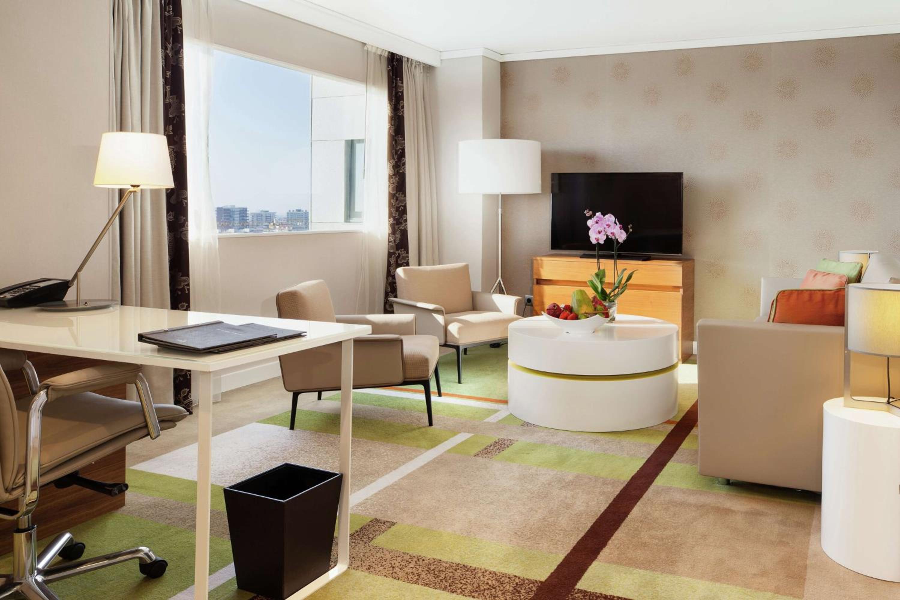 One-Bedroom Executive King Suite with Lounge Access