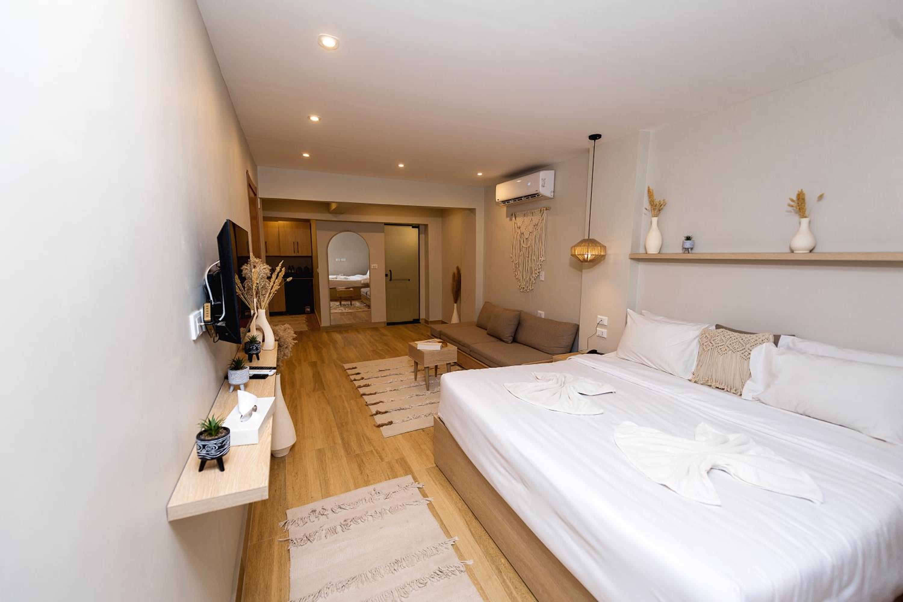 Luxury Studio Suite panoramic Front Pyramids & Sphinx view With Terrace