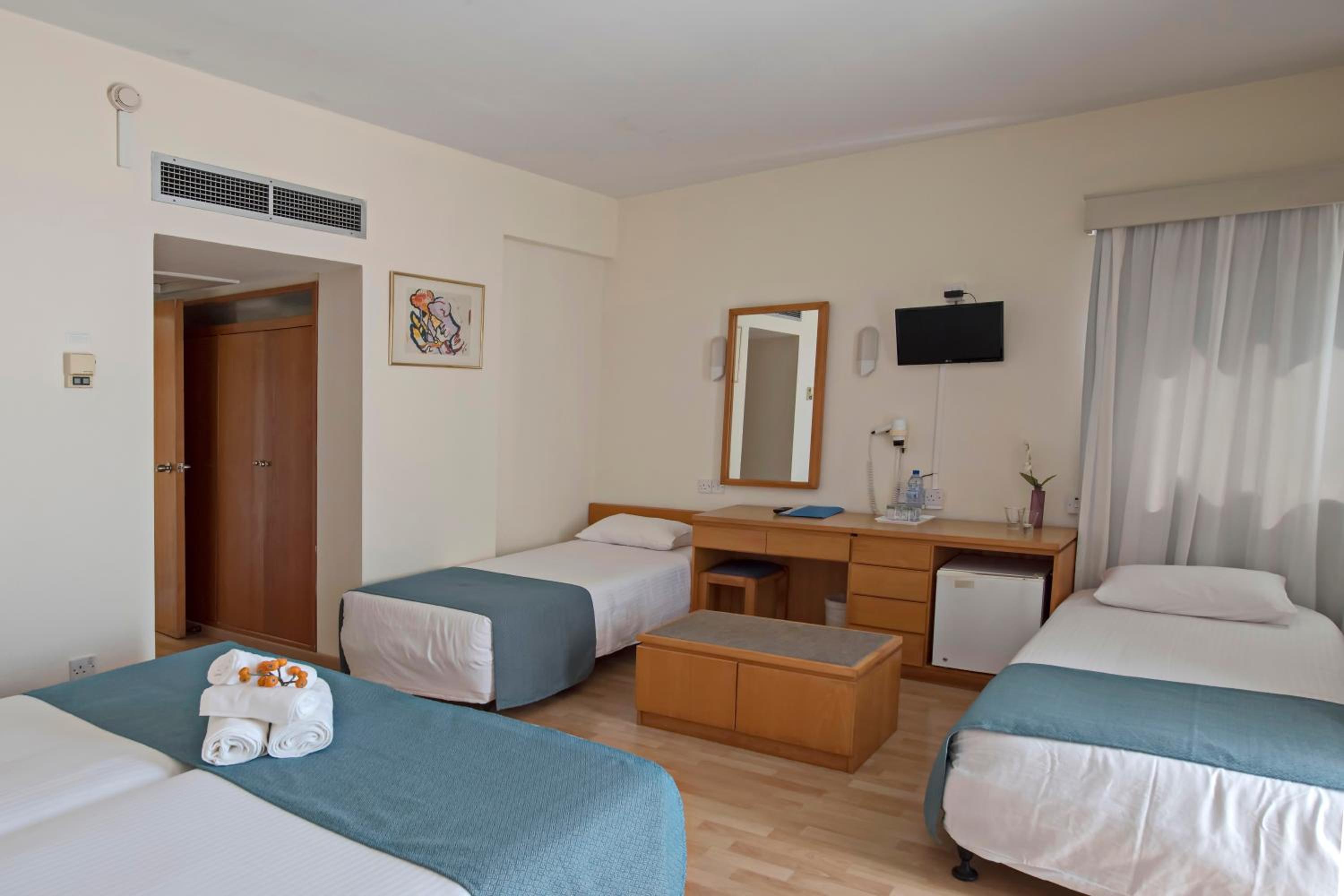 Family Room (2 Adults + 2 Children)