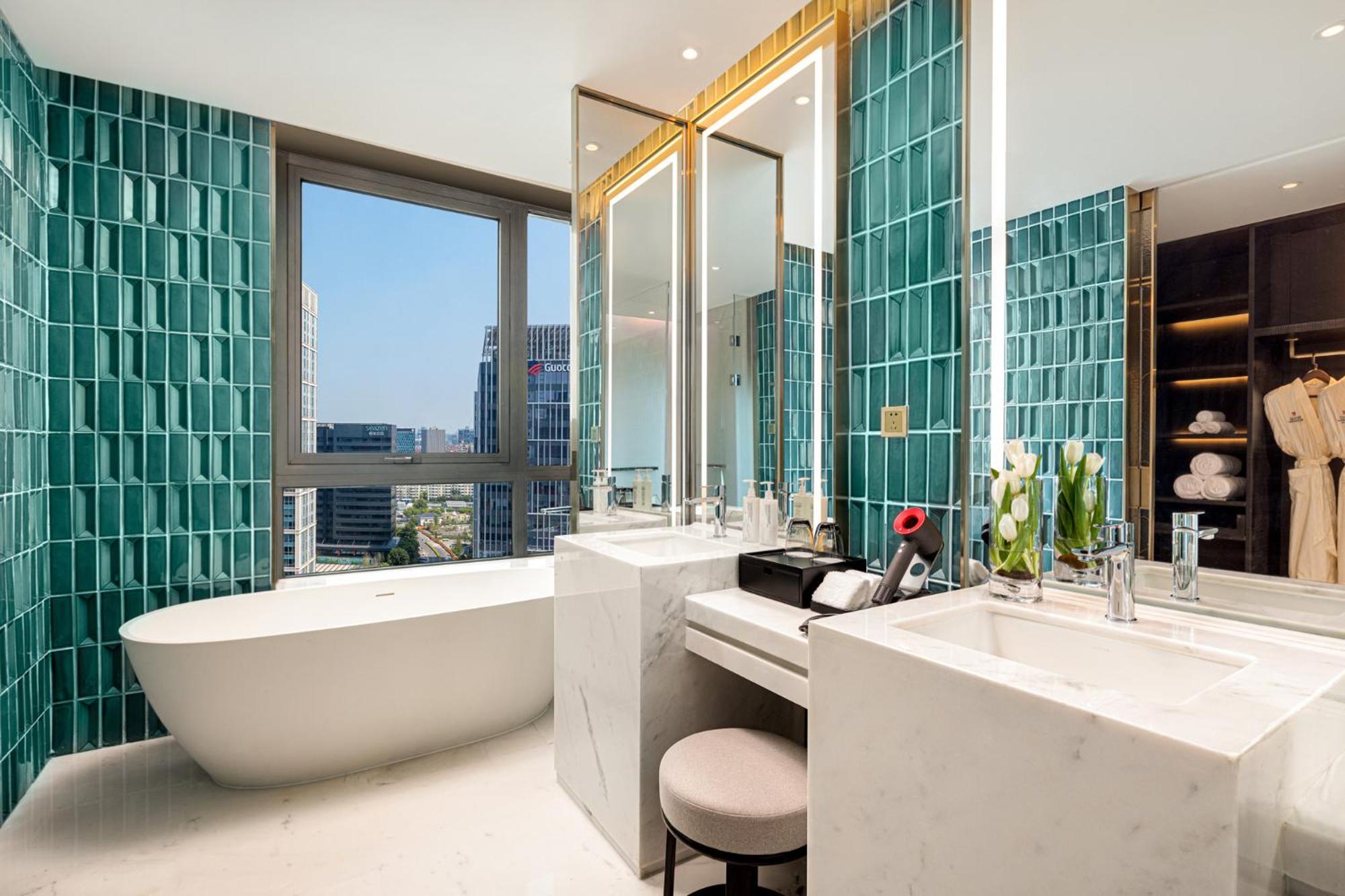 One-Bedroom Suite Dining Area Lake View