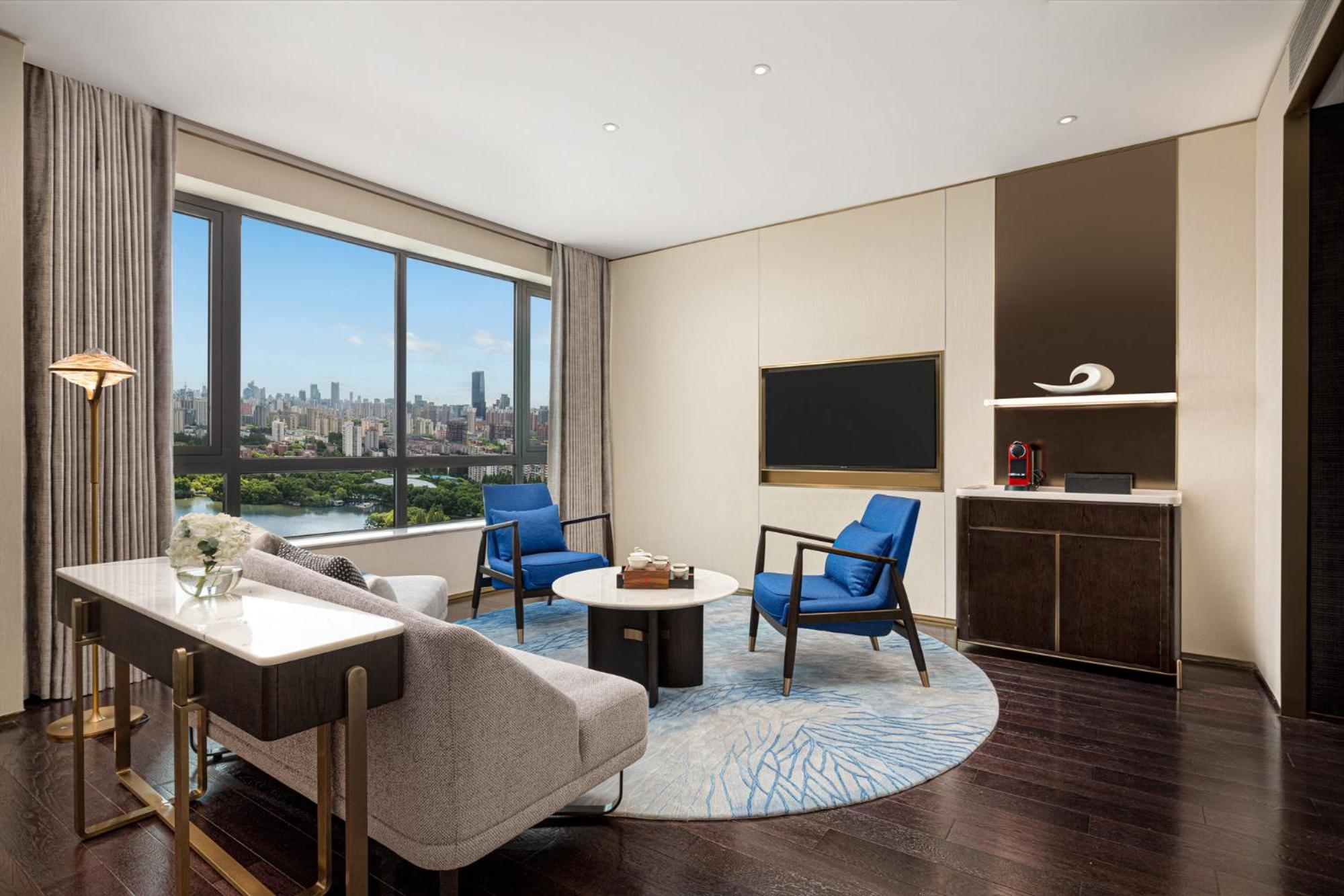 One-Bedroom Suite Dining Area Lake View