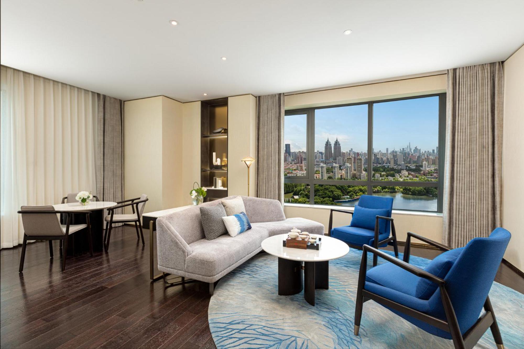 One-Bedroom Suite Dining Area Lake View