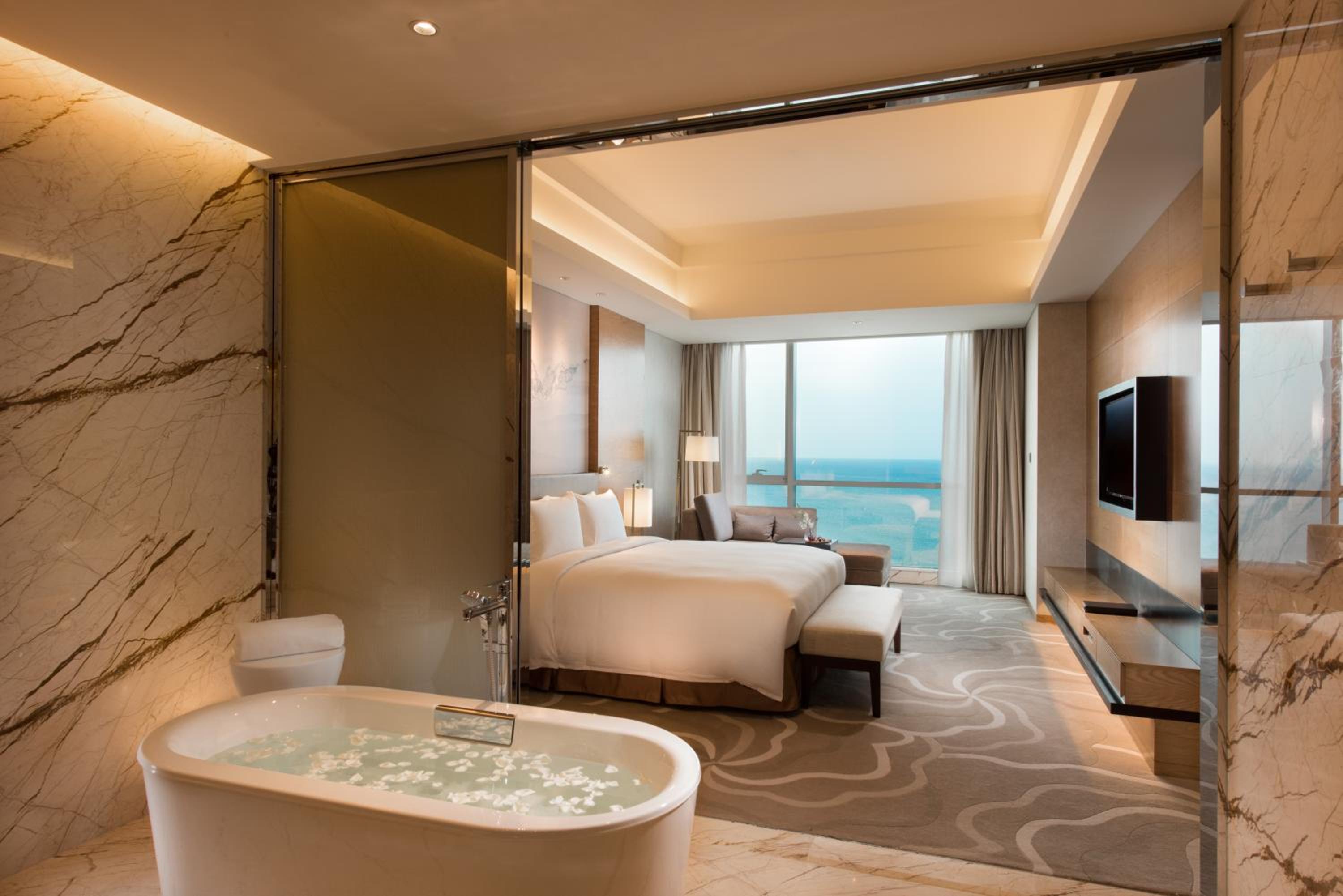 Deluxe King Suite with Sea View