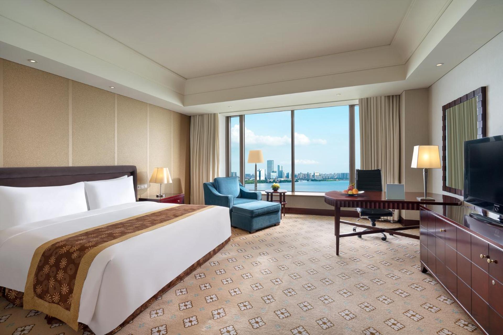 Deluxe Lake View King	