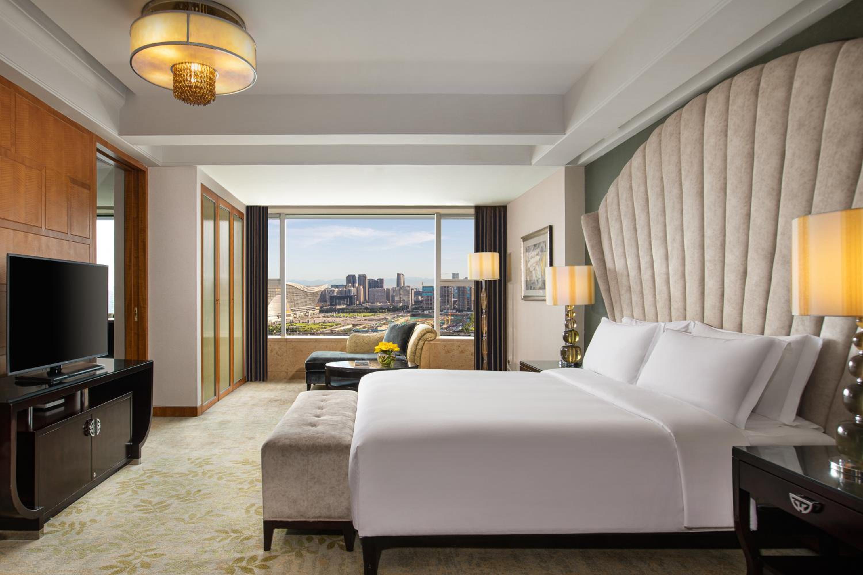 One-Bedroom Suite with Club Lounge Access
