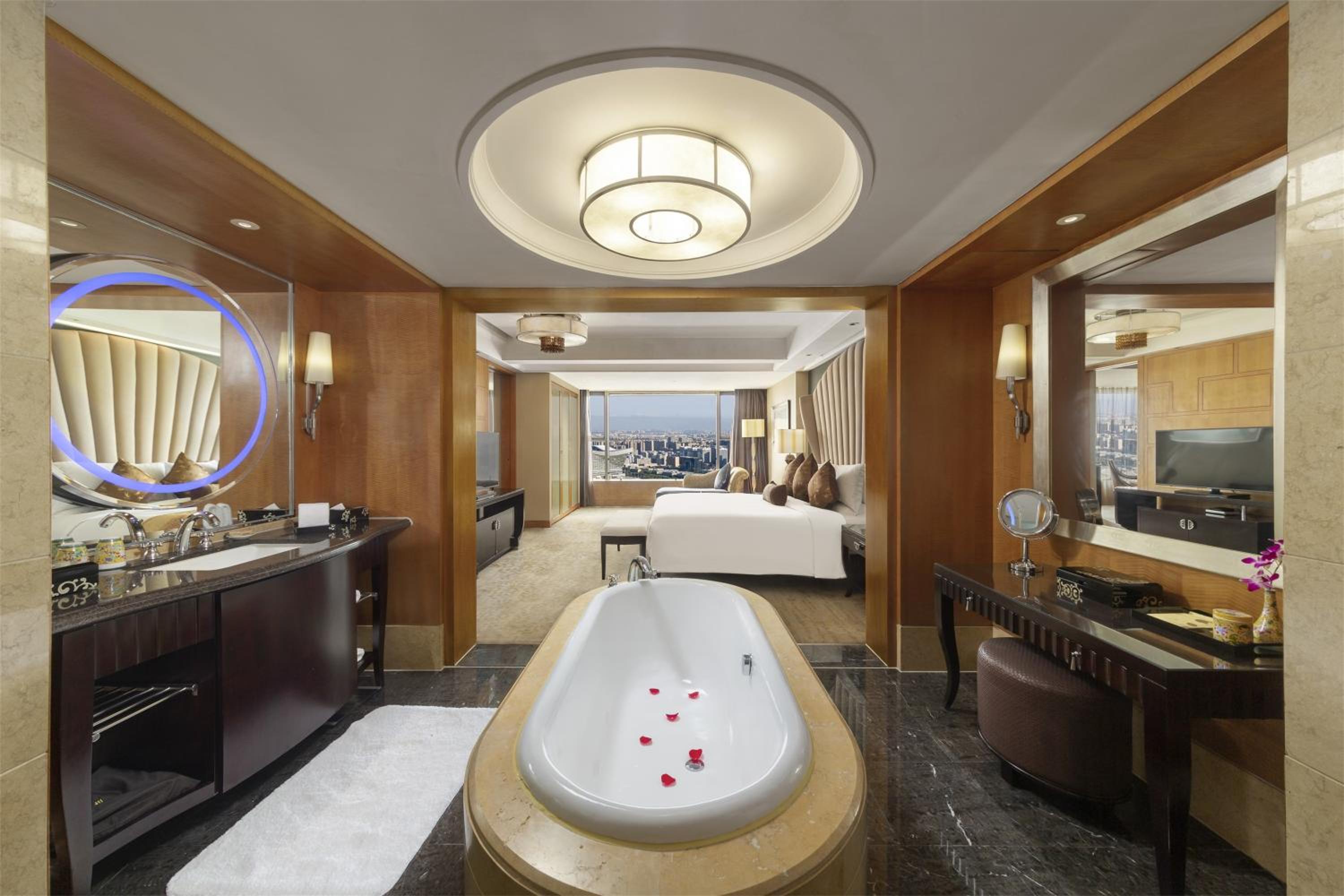 One-Bedroom Suite with Club Lounge Access