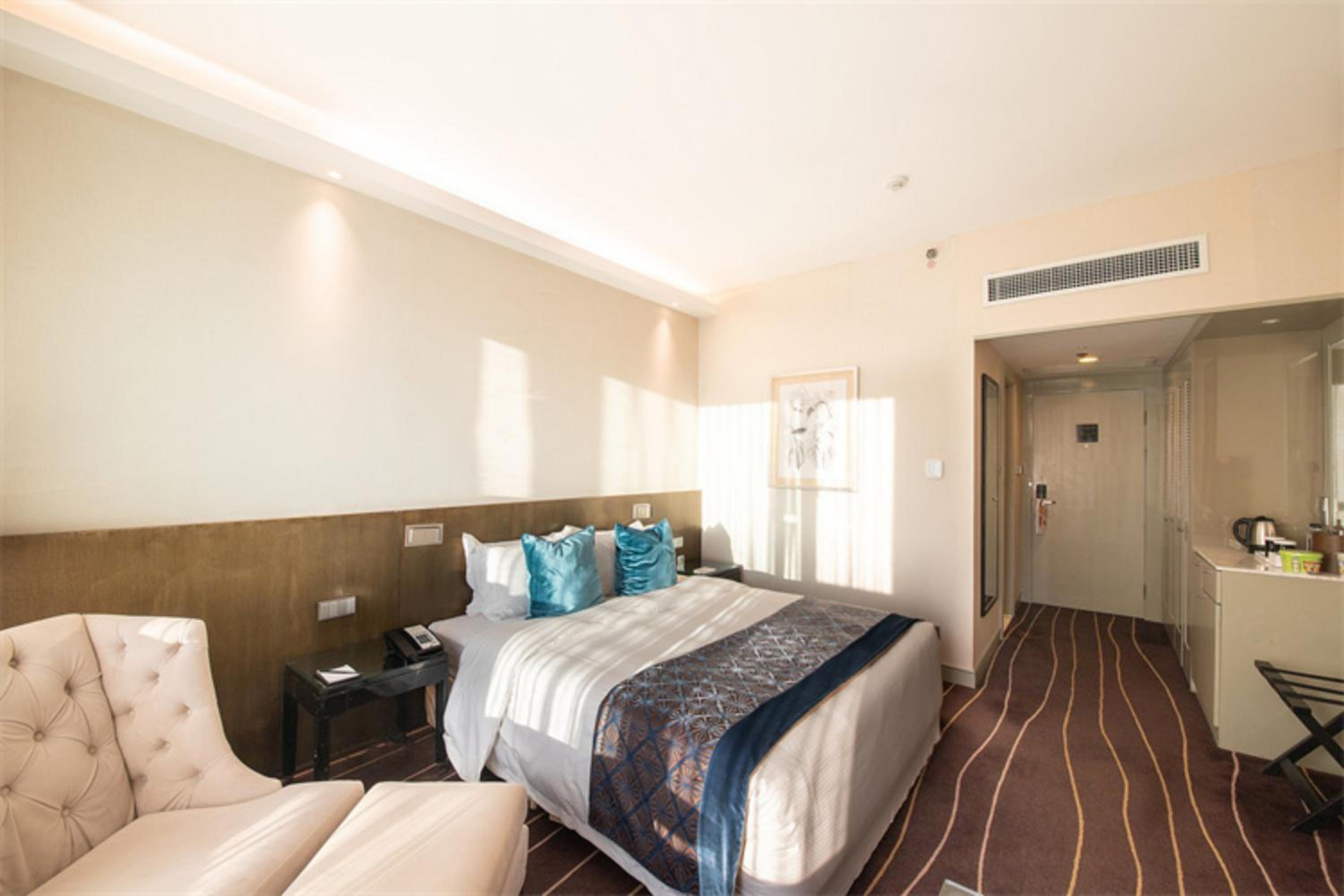 Deluxe Lake View King Room