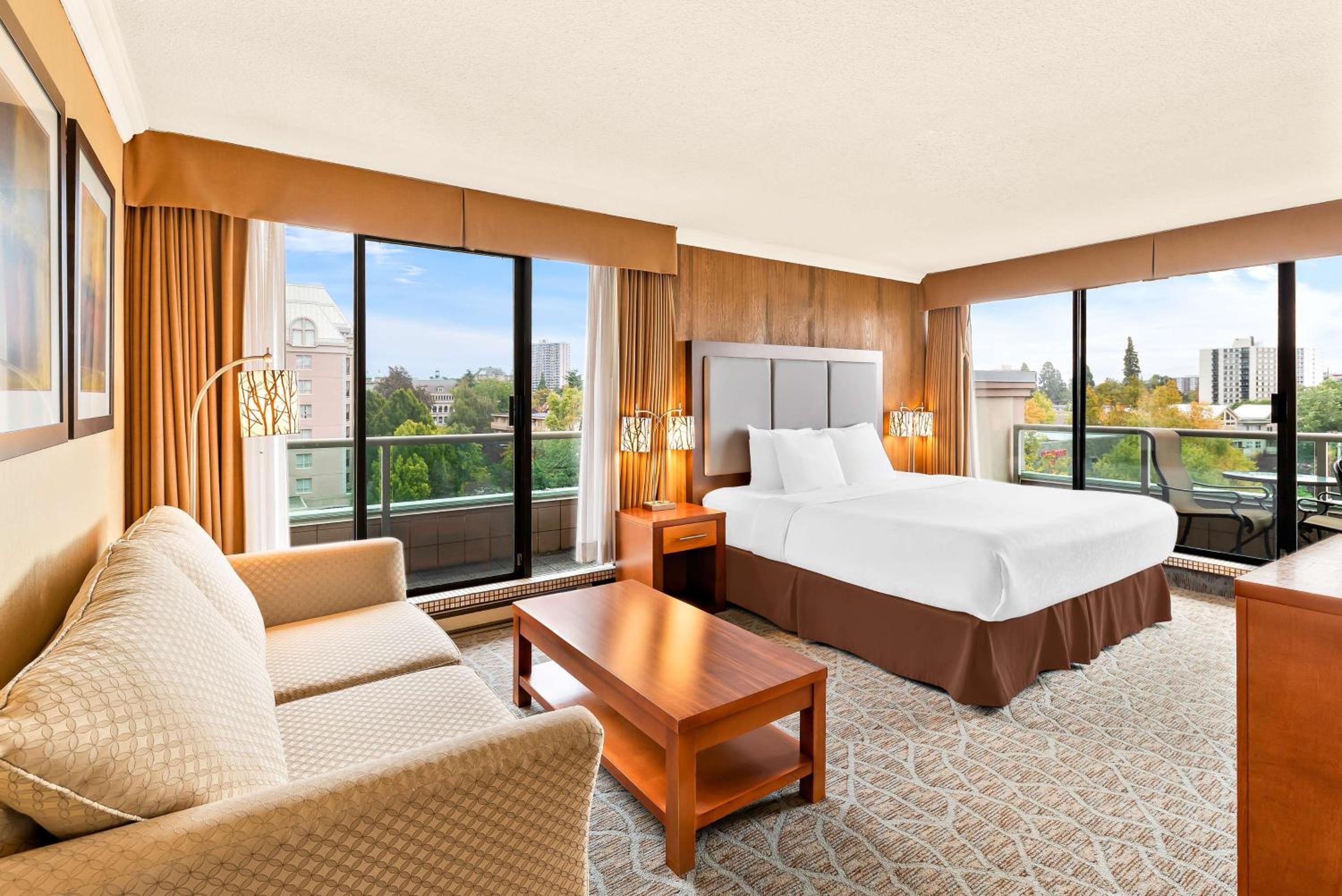 Deluxe One-Bedroom Queen Suite with Kitchenette - Non-smoking