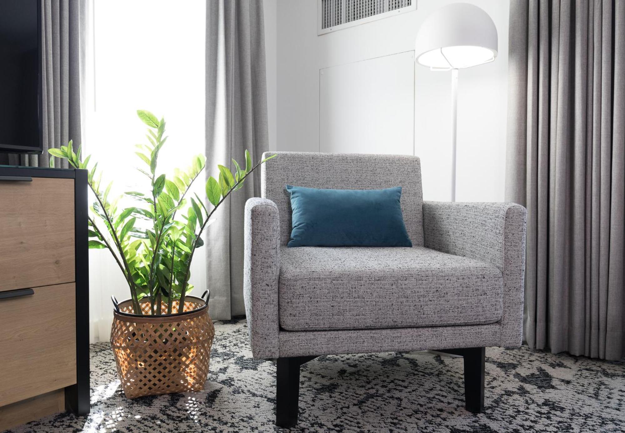 Deluxe One Bedroom Queen Suite with Kitchen