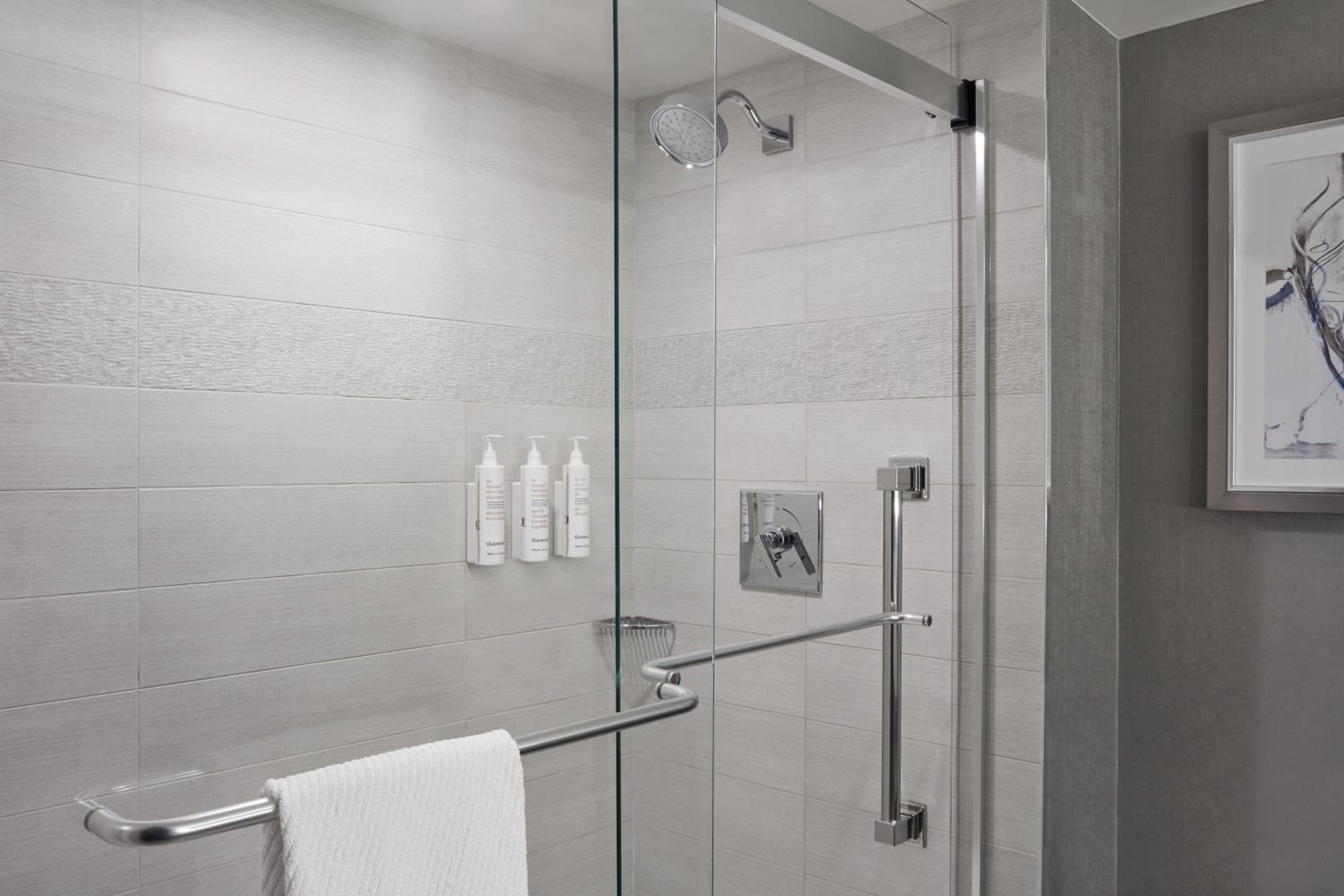 1 Bedroom 2 room Suite, 1 King, City view, Corner room