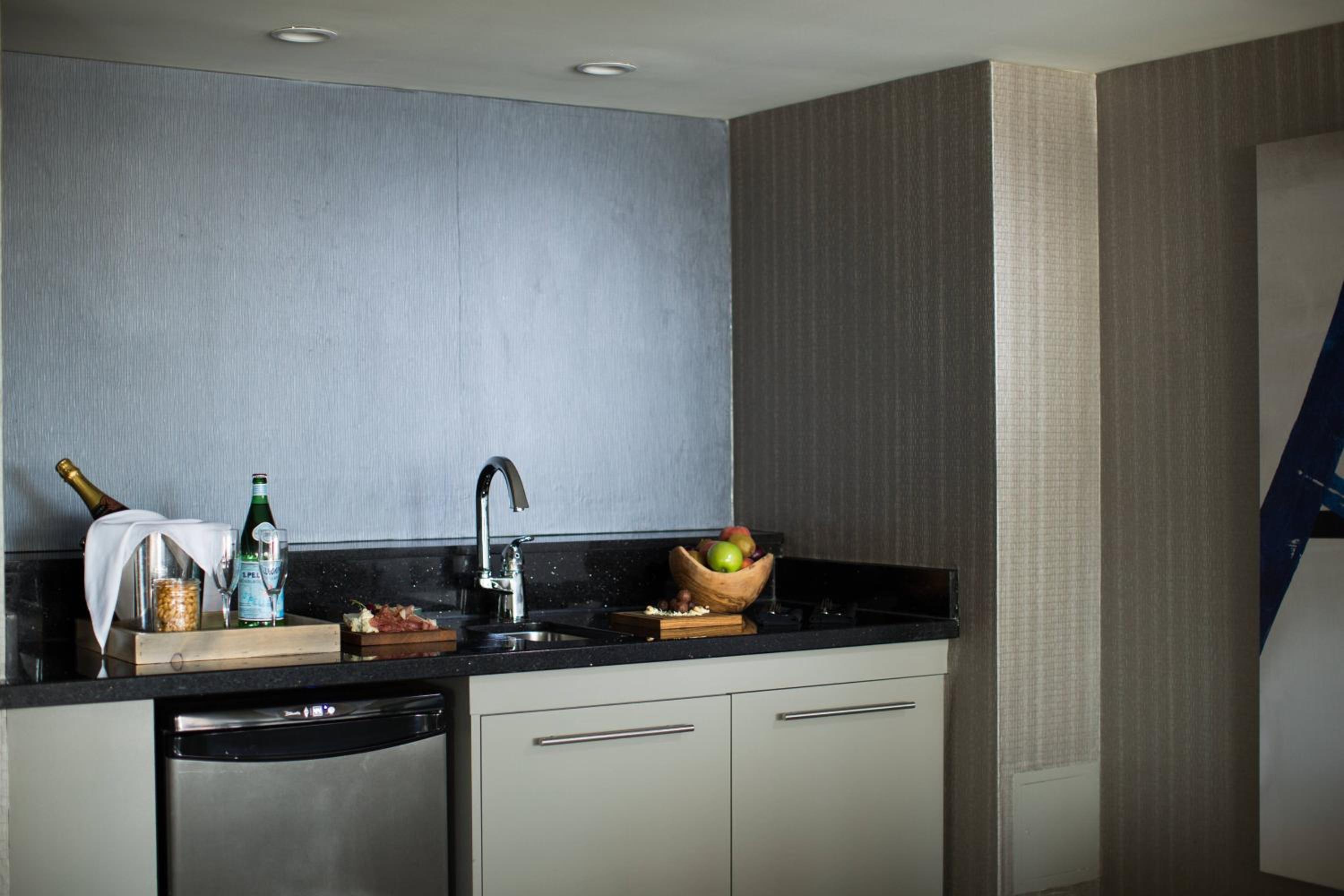 1 Bedroom 2 room Suite, 1 King, City view, Corner room