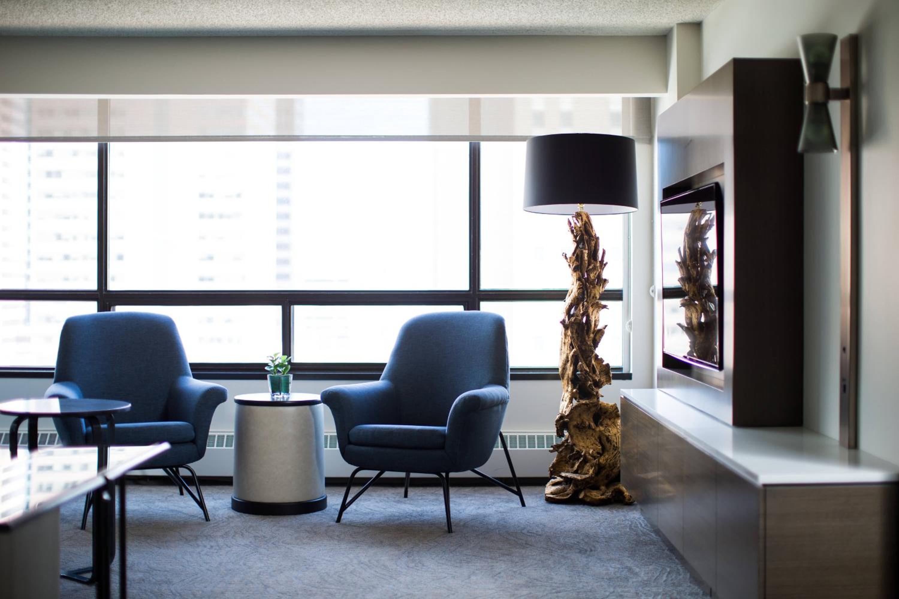 1 Bedroom 2 room Suite, 1 King, City view, Corner room