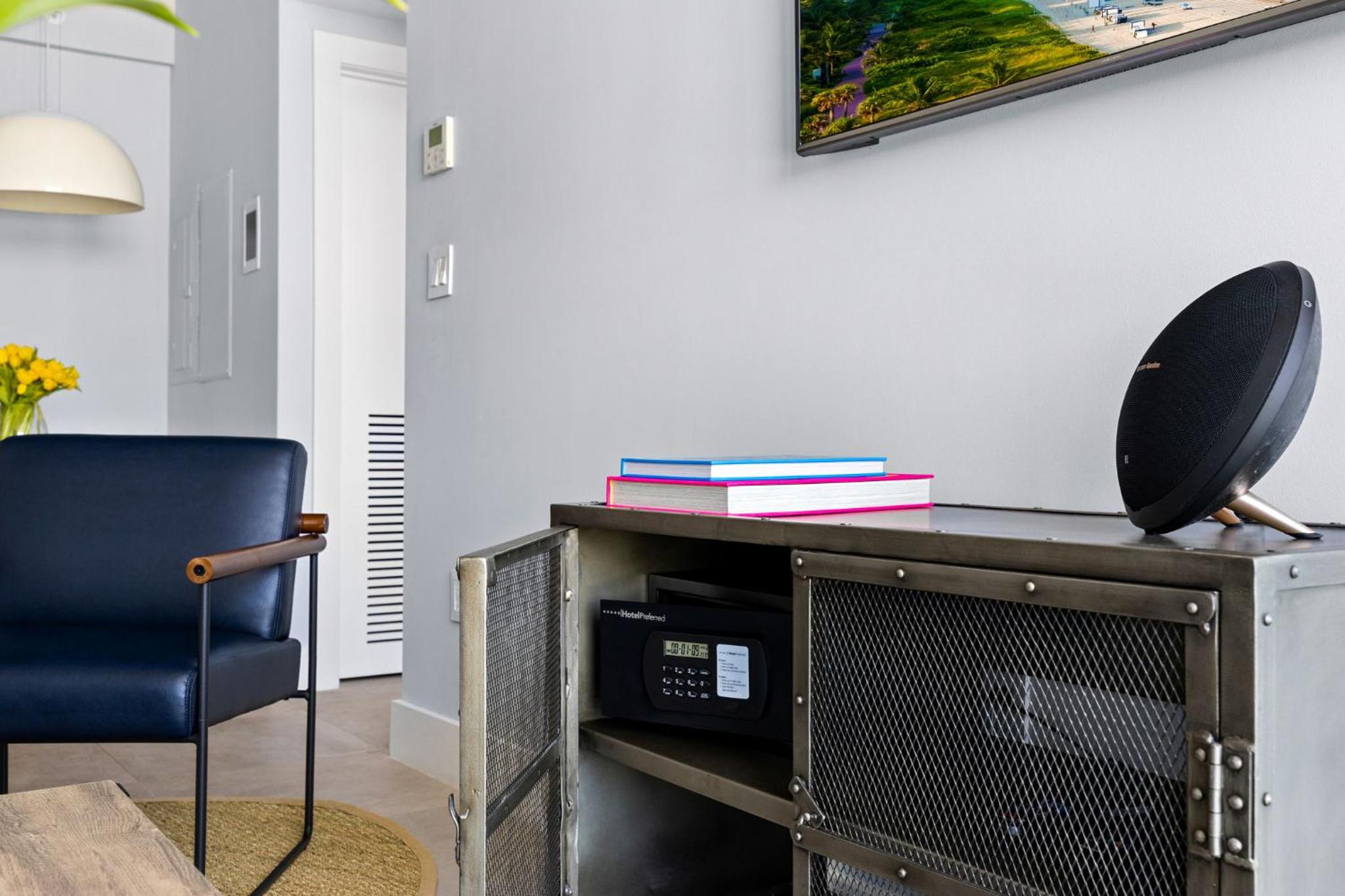 Signature King One Bedroom Suite - with Kitchenette and Balcony