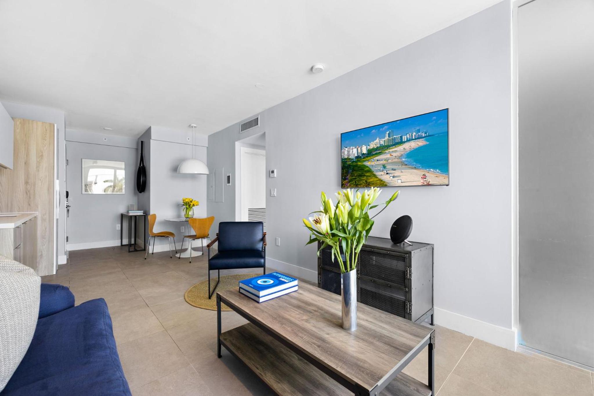 Signature King One Bedroom Suite - with Kitchenette and Balcony