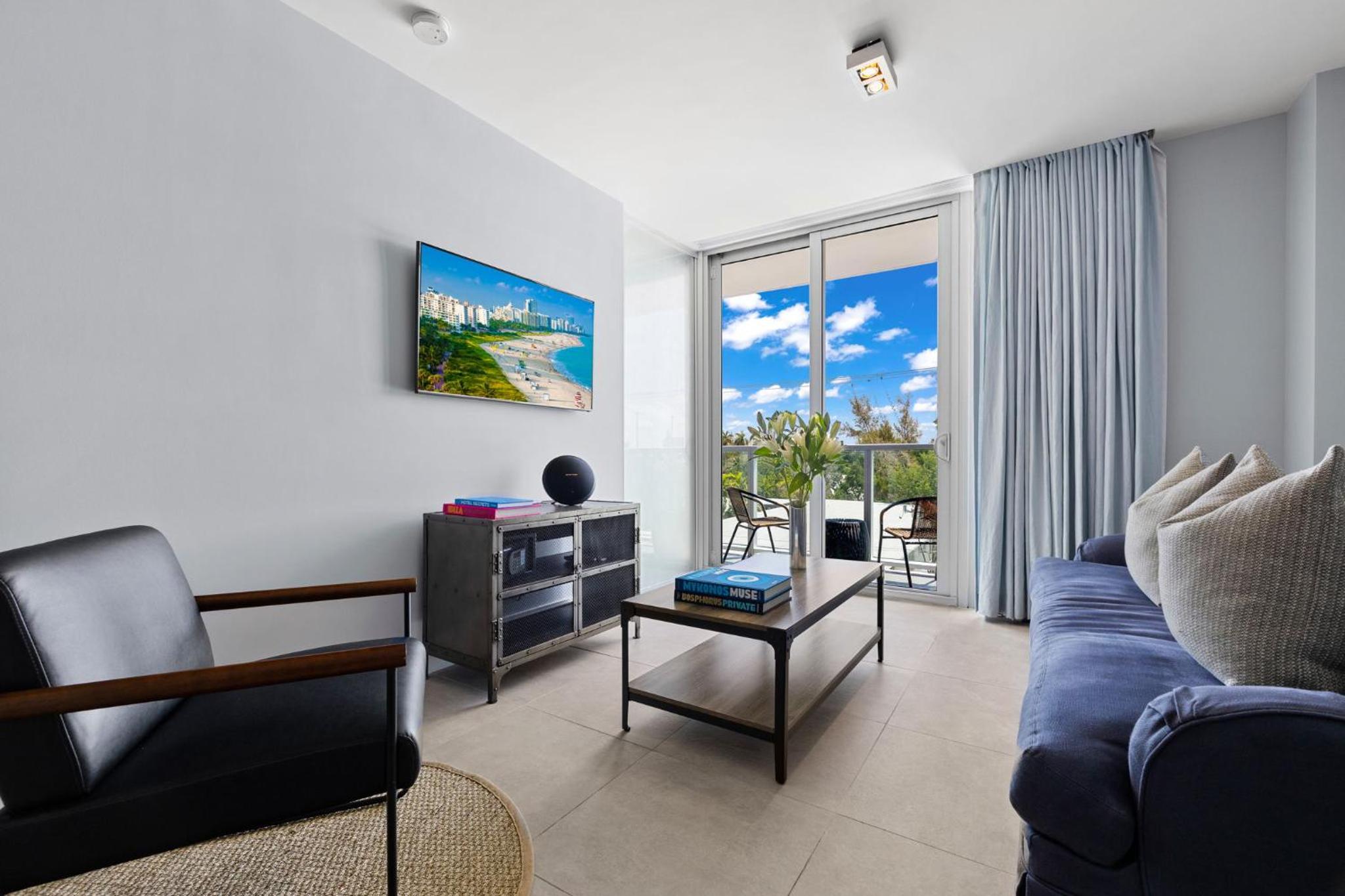 Signature King One Bedroom Suite - with Kitchenette and Balcony