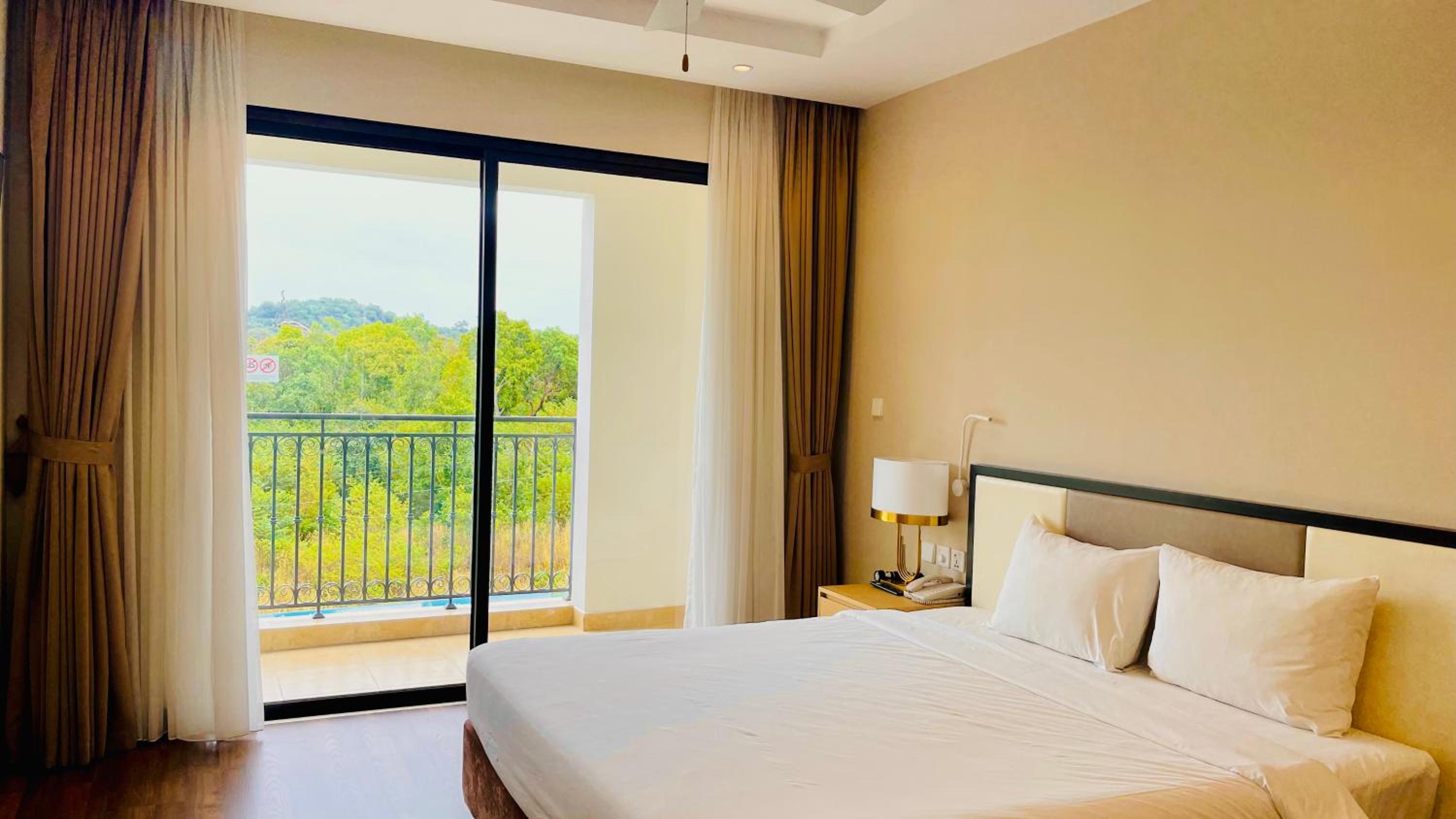 Standard Double Room with VinWonders Ticket