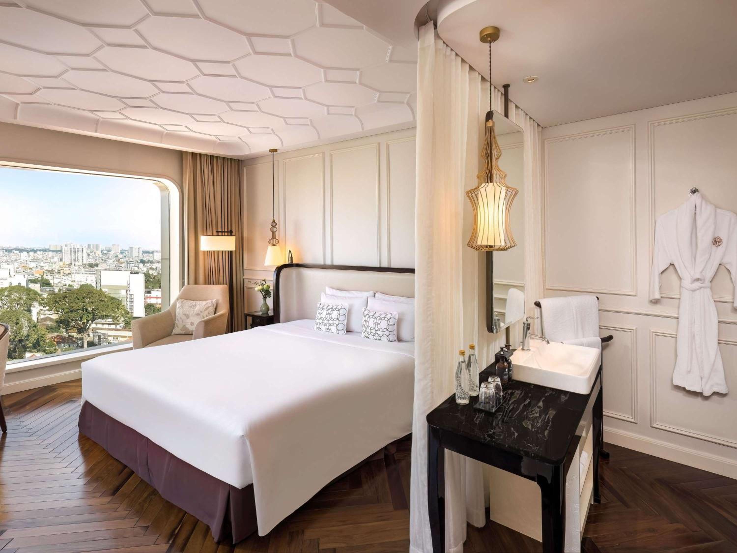 Deluxe Corner Room, 1 King Size Bed, City View