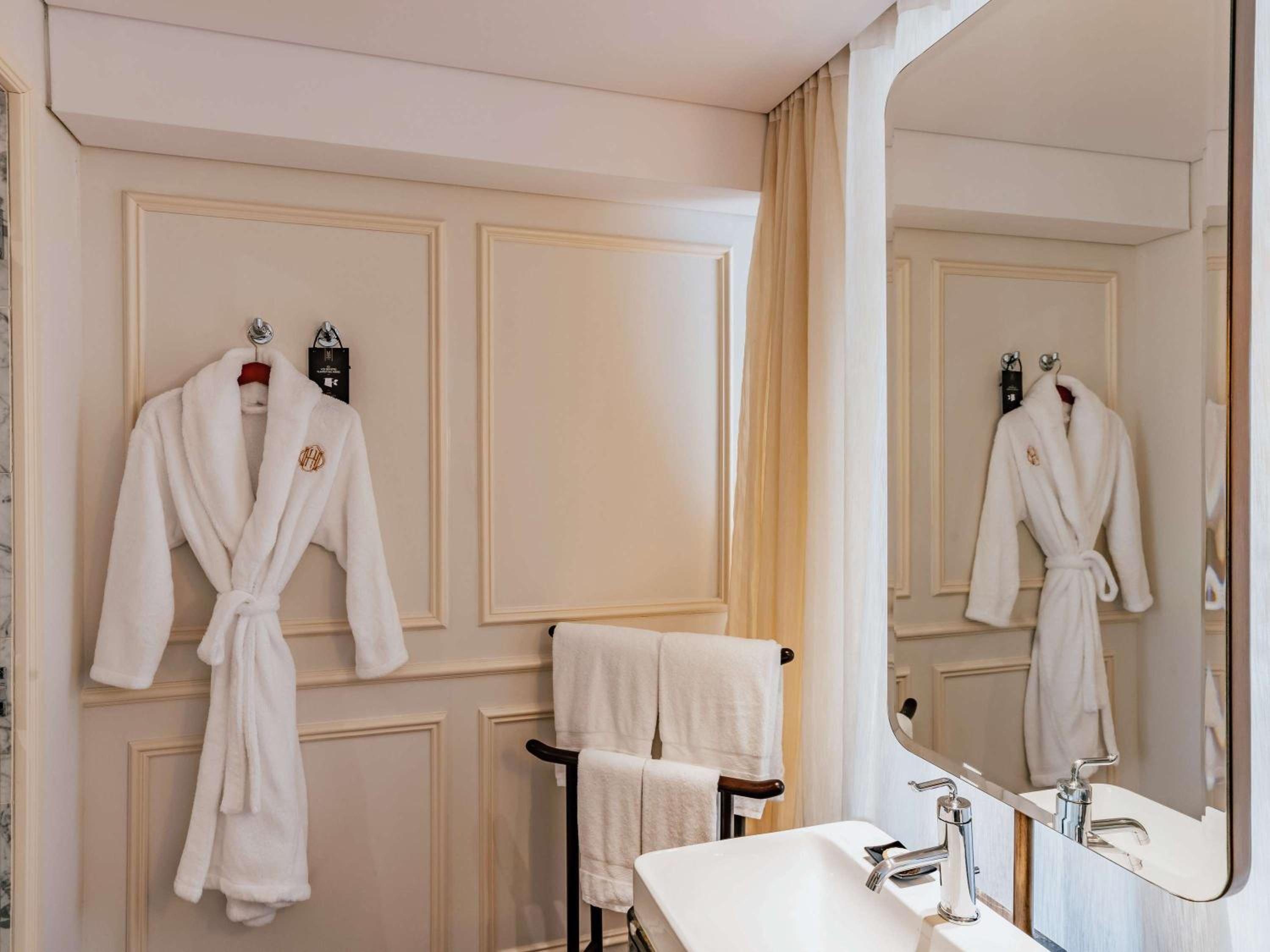 Deluxe Corner Room, 1 King Size Bed, City View