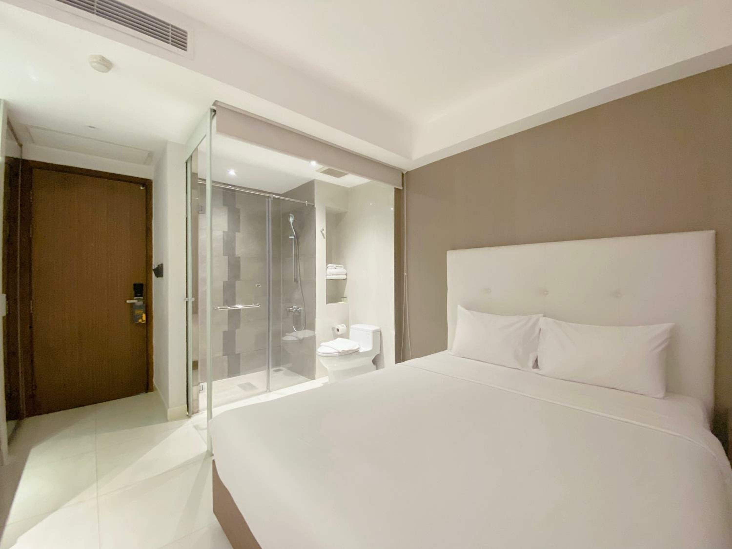 Deluxe Queen Room - No Window