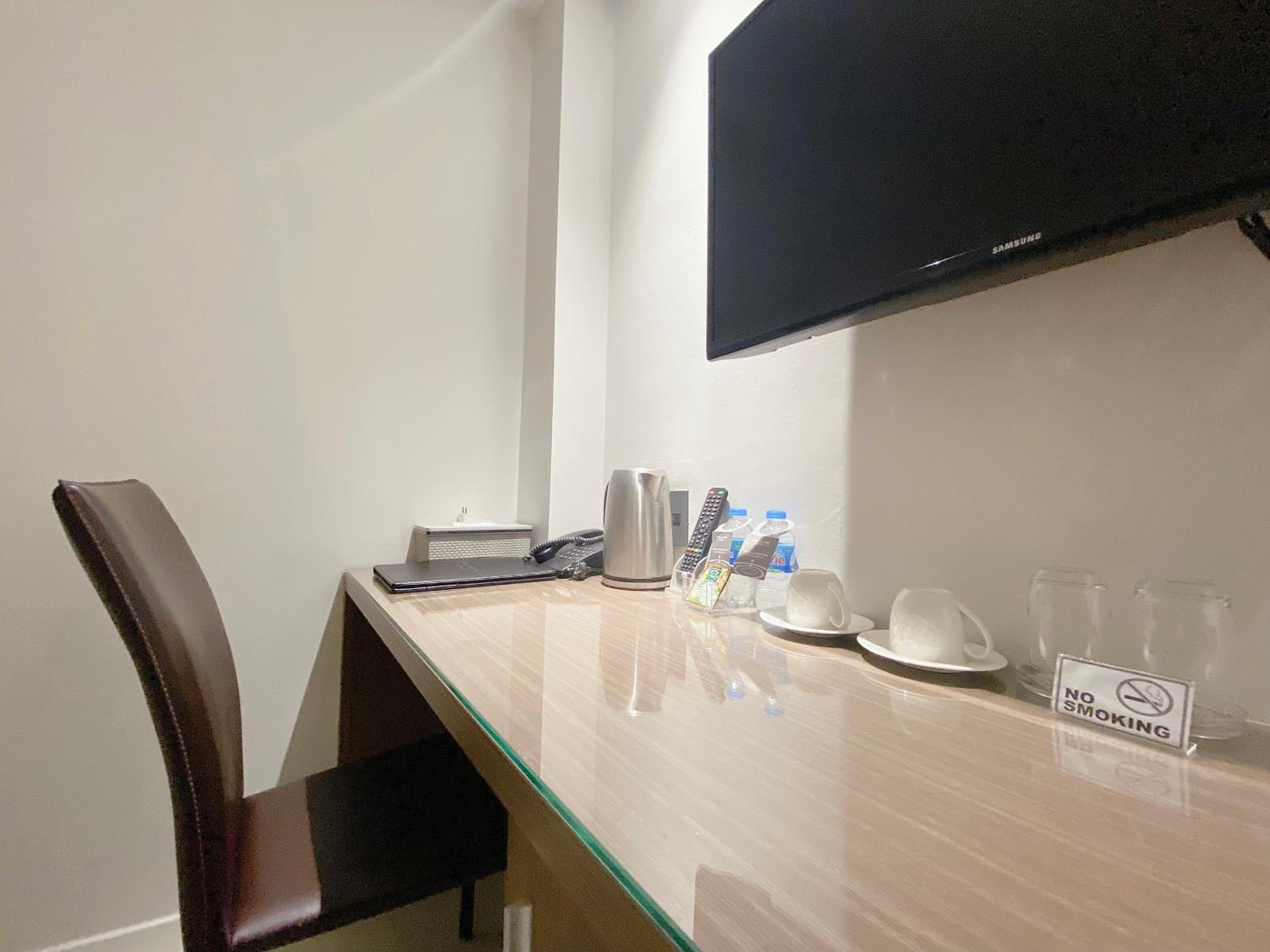 Deluxe Queen Room - No Window