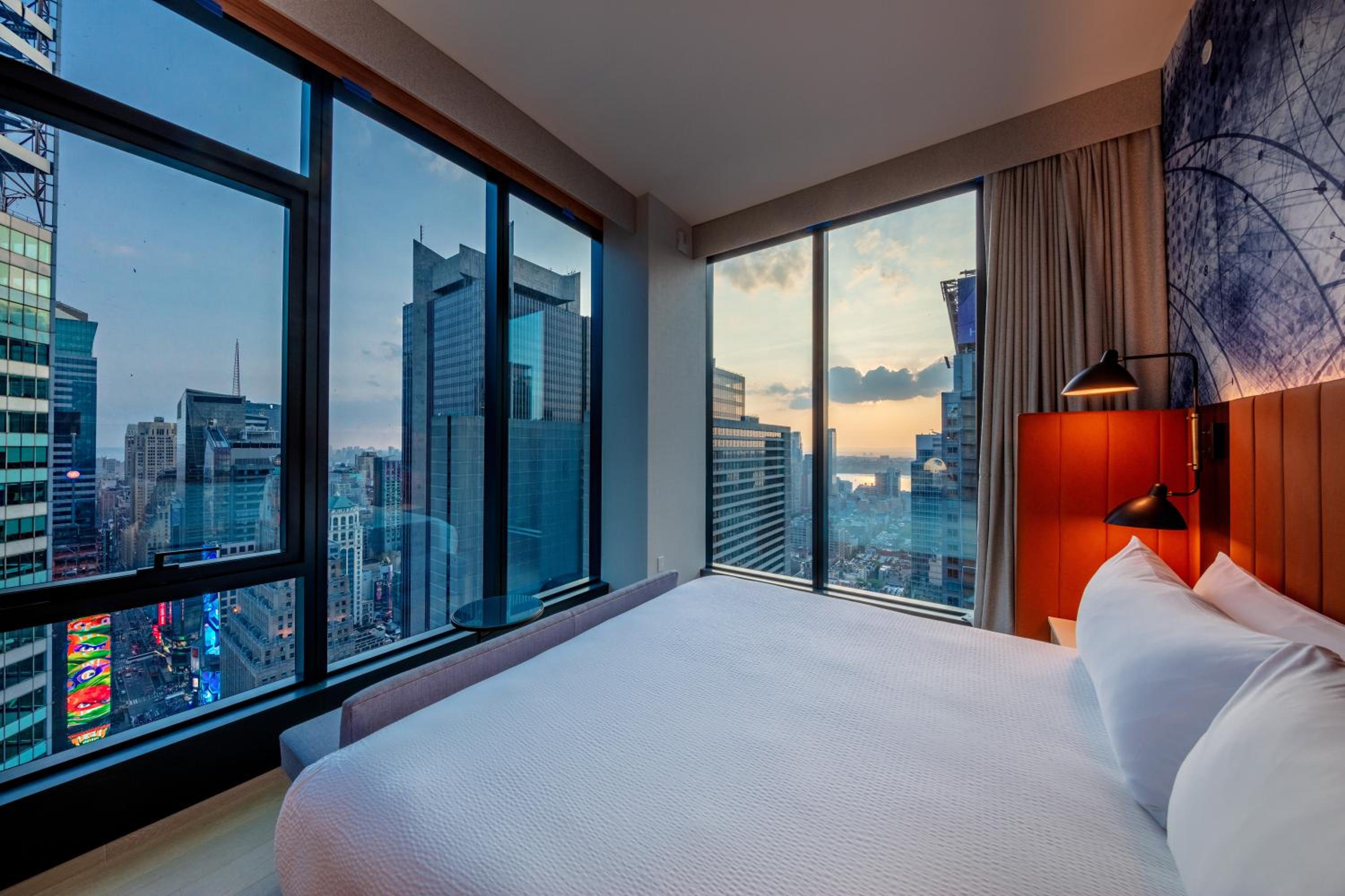 Corner King Room With Ball Drop View - High Floor