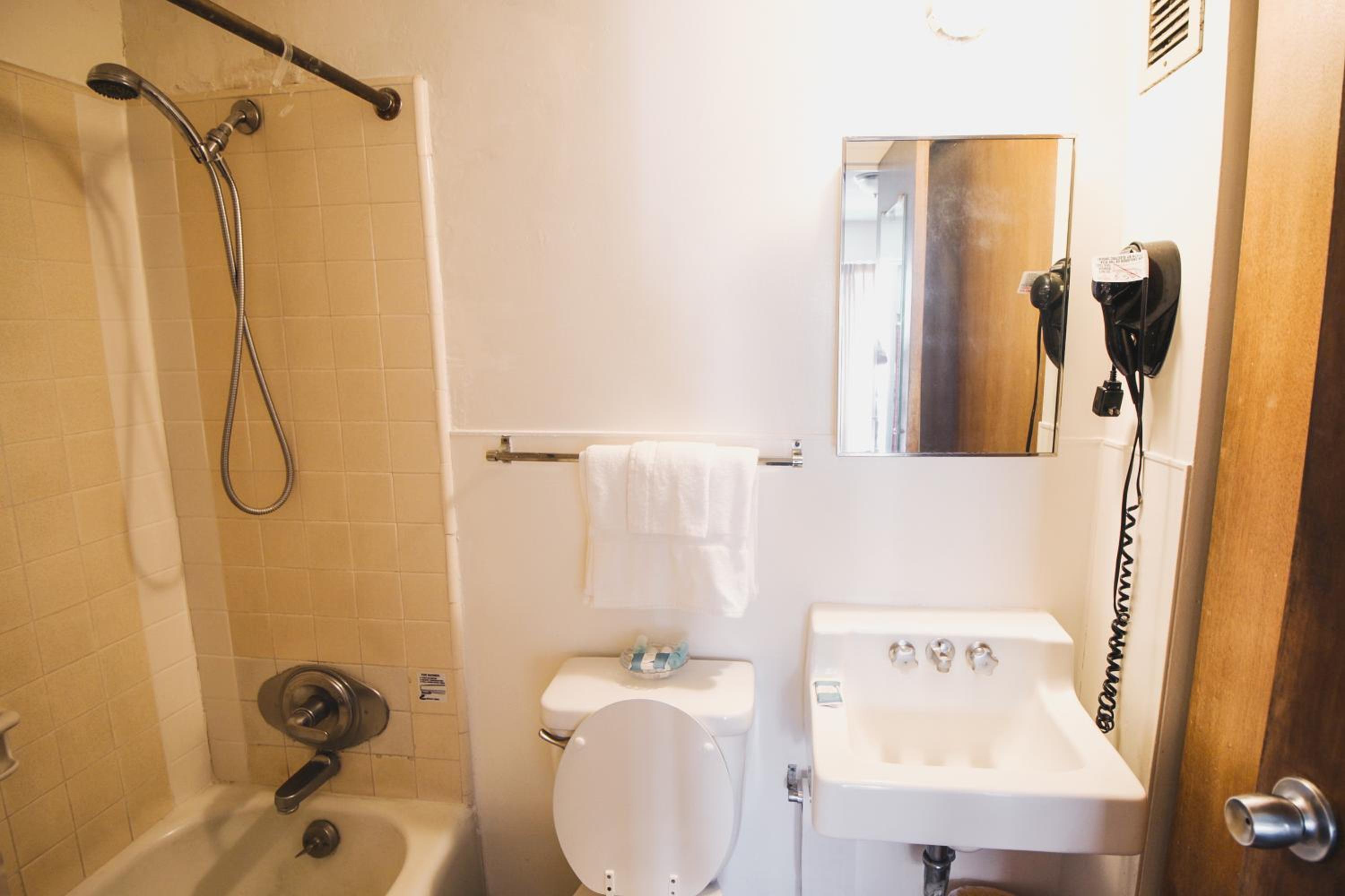 1 Bedroom Suite King and Sofa Sleeper with Full Kitchen