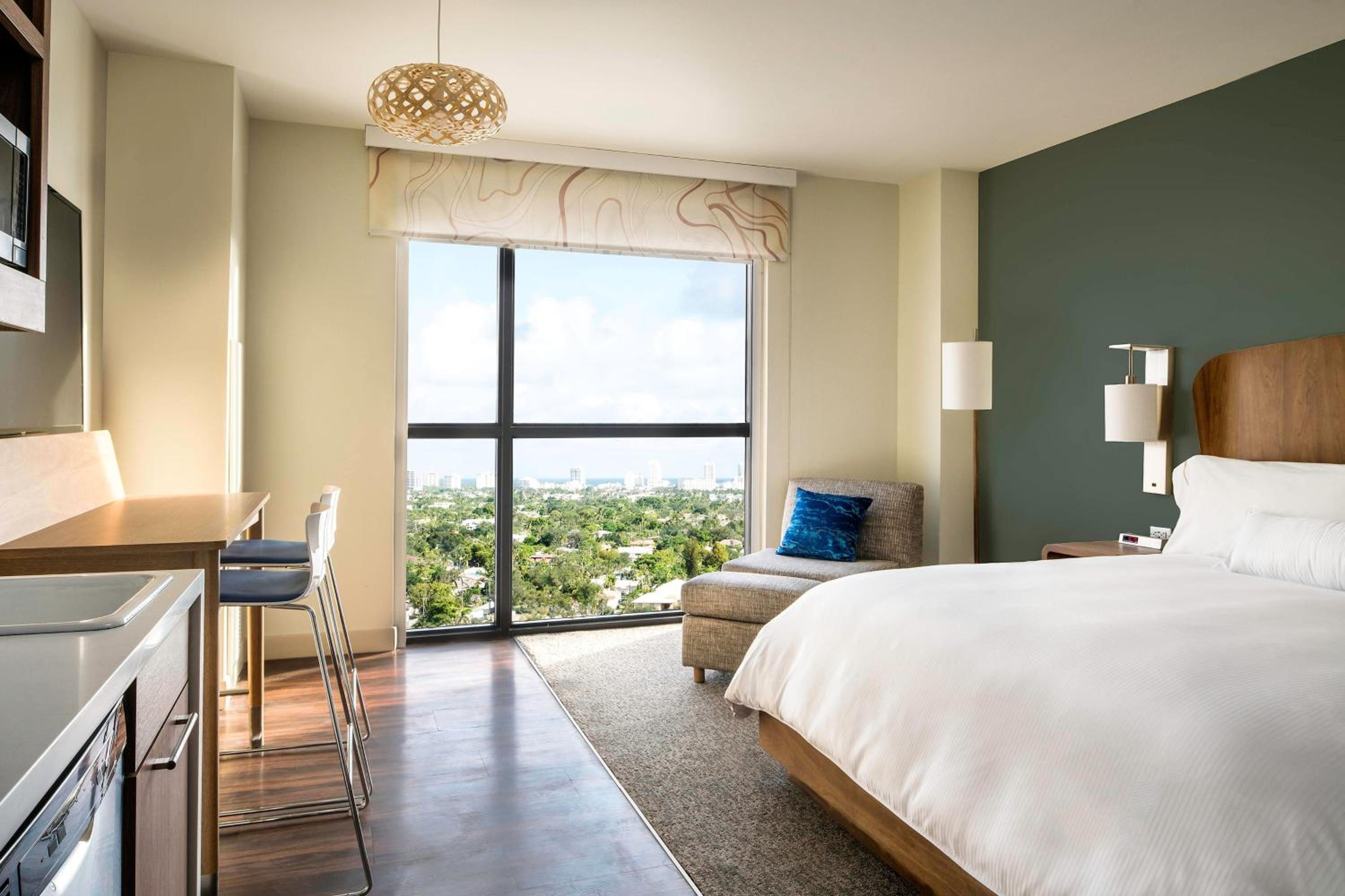 Guest room, 1 King, City view