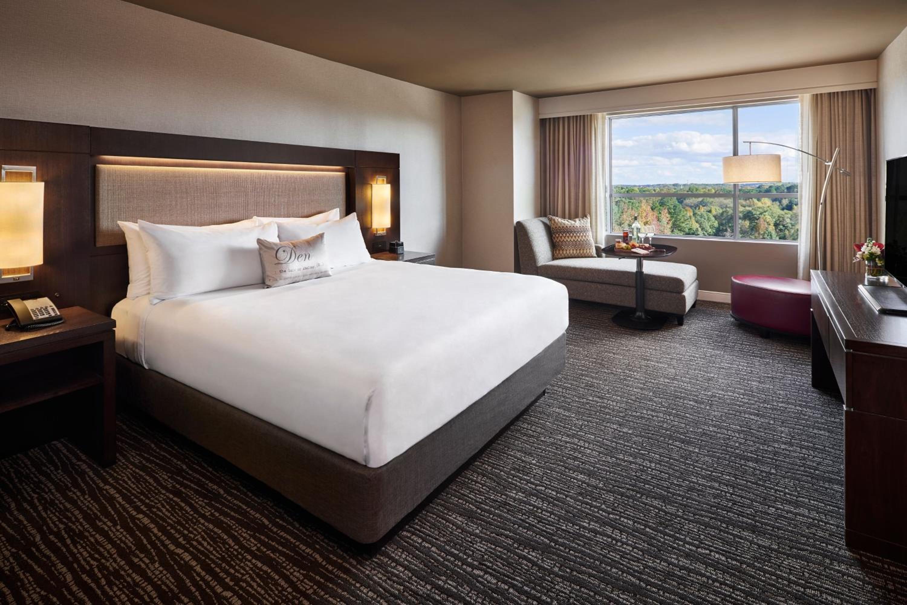 King Room with Adapted Tub - Mobility Accessible