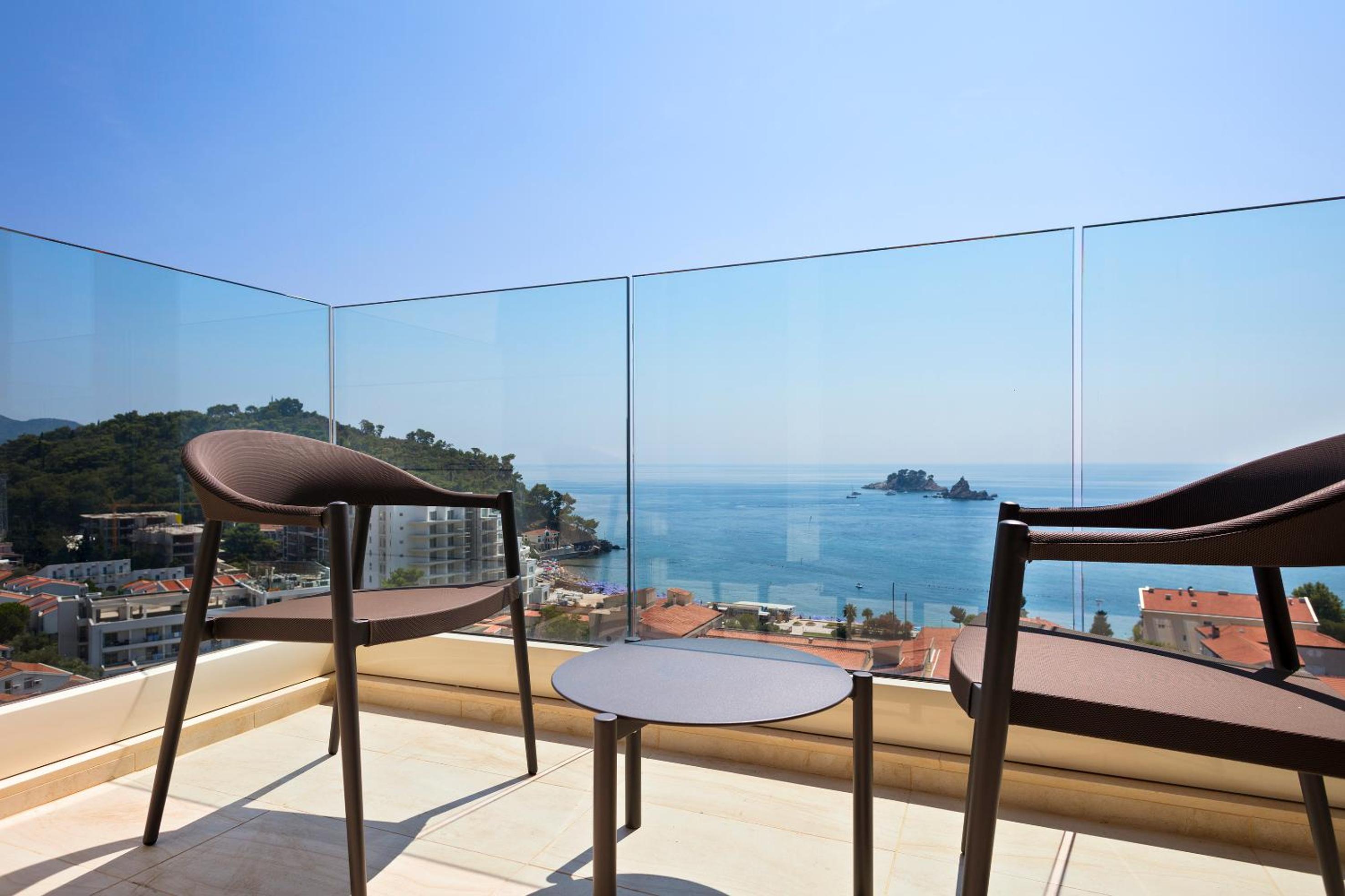 Deluxe Room with Front Ocean view (2 Adults + 2 Children)